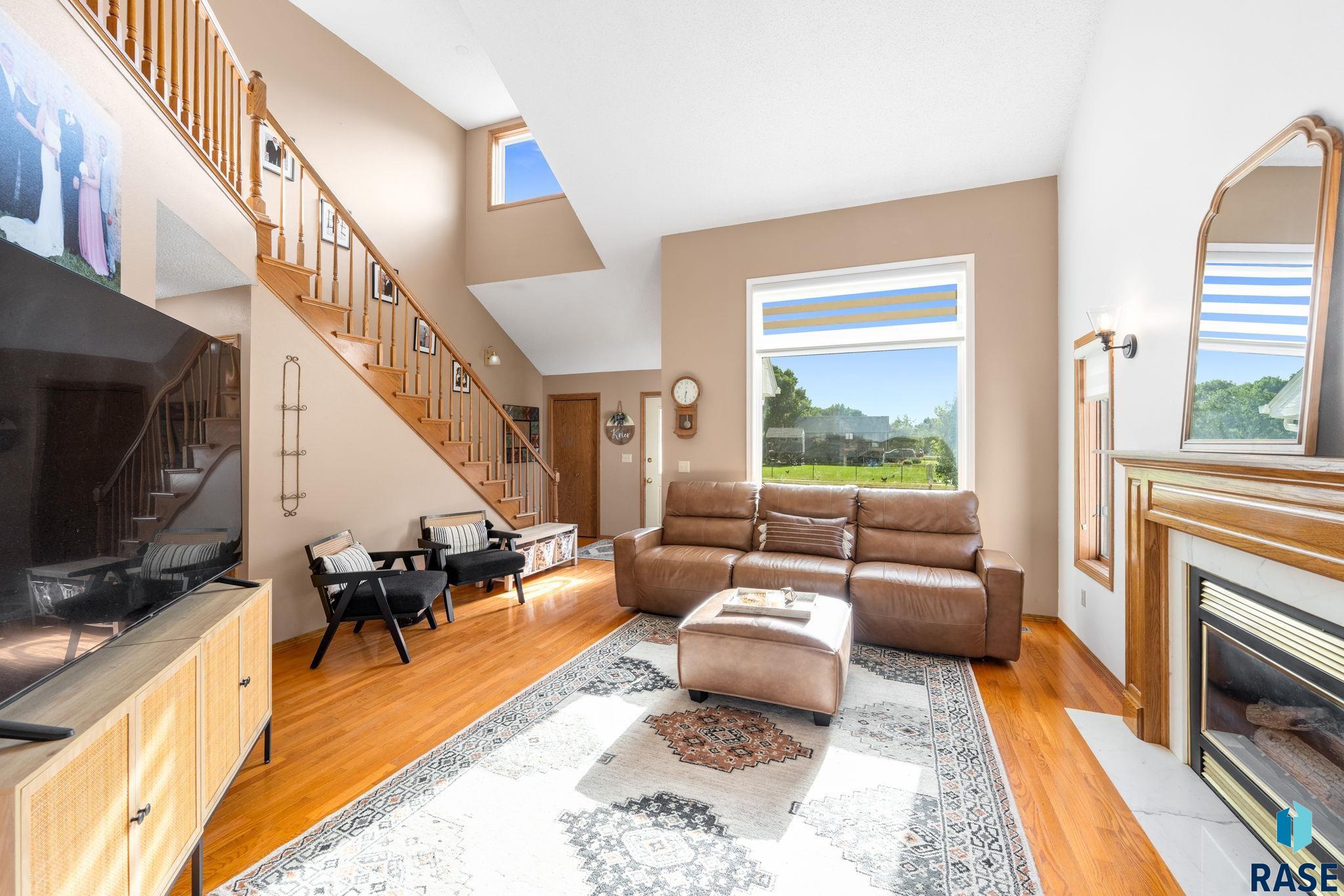 2200 S Crown Hill Drive — photo