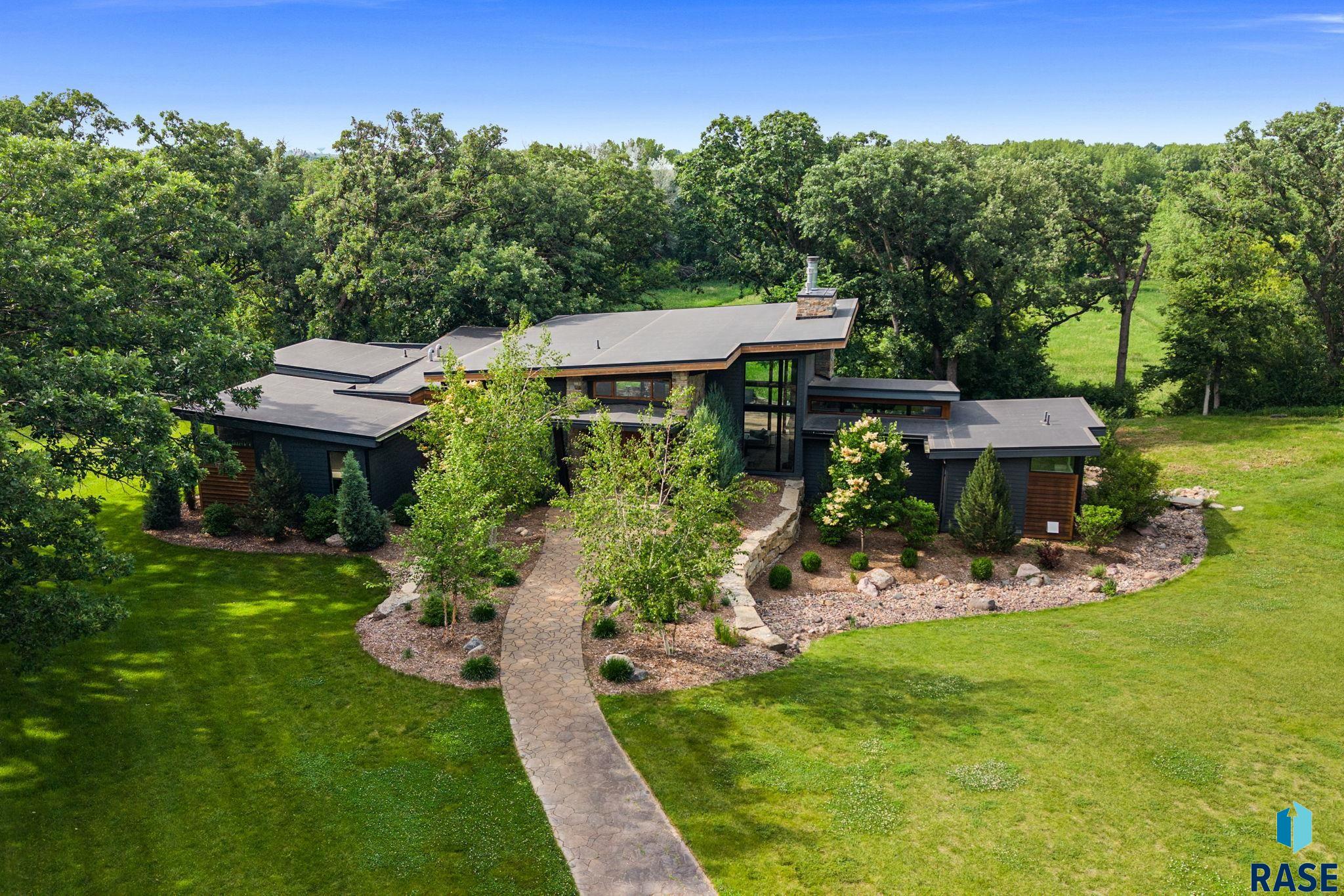 300 E Twin Oaks Drive — photo