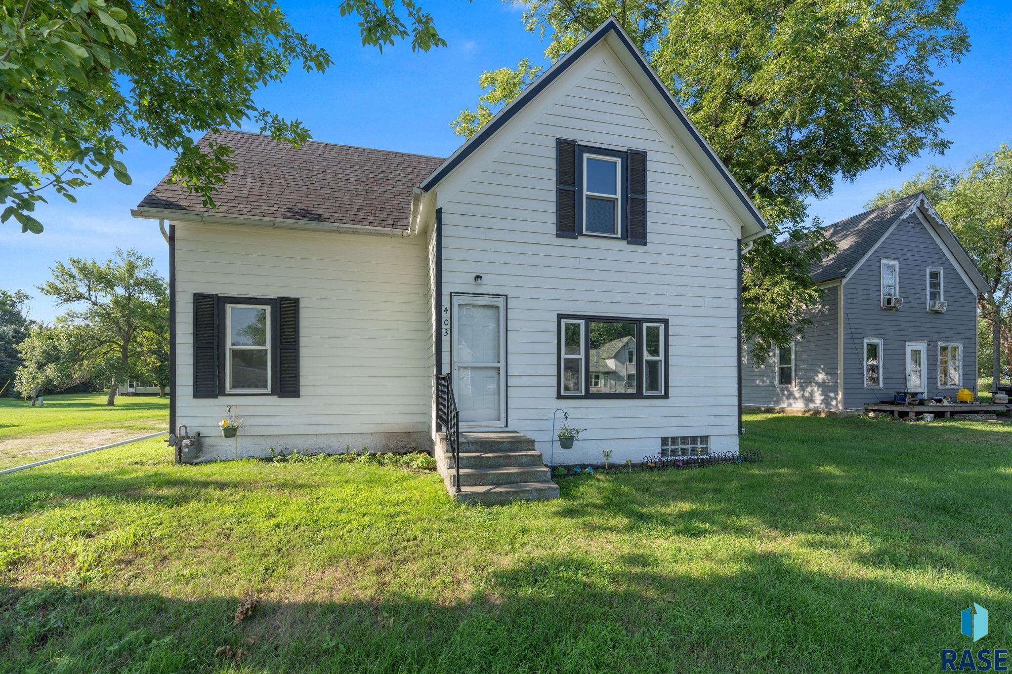 403 E Farmer Avenue, Howard, SD 57349 — photo 2