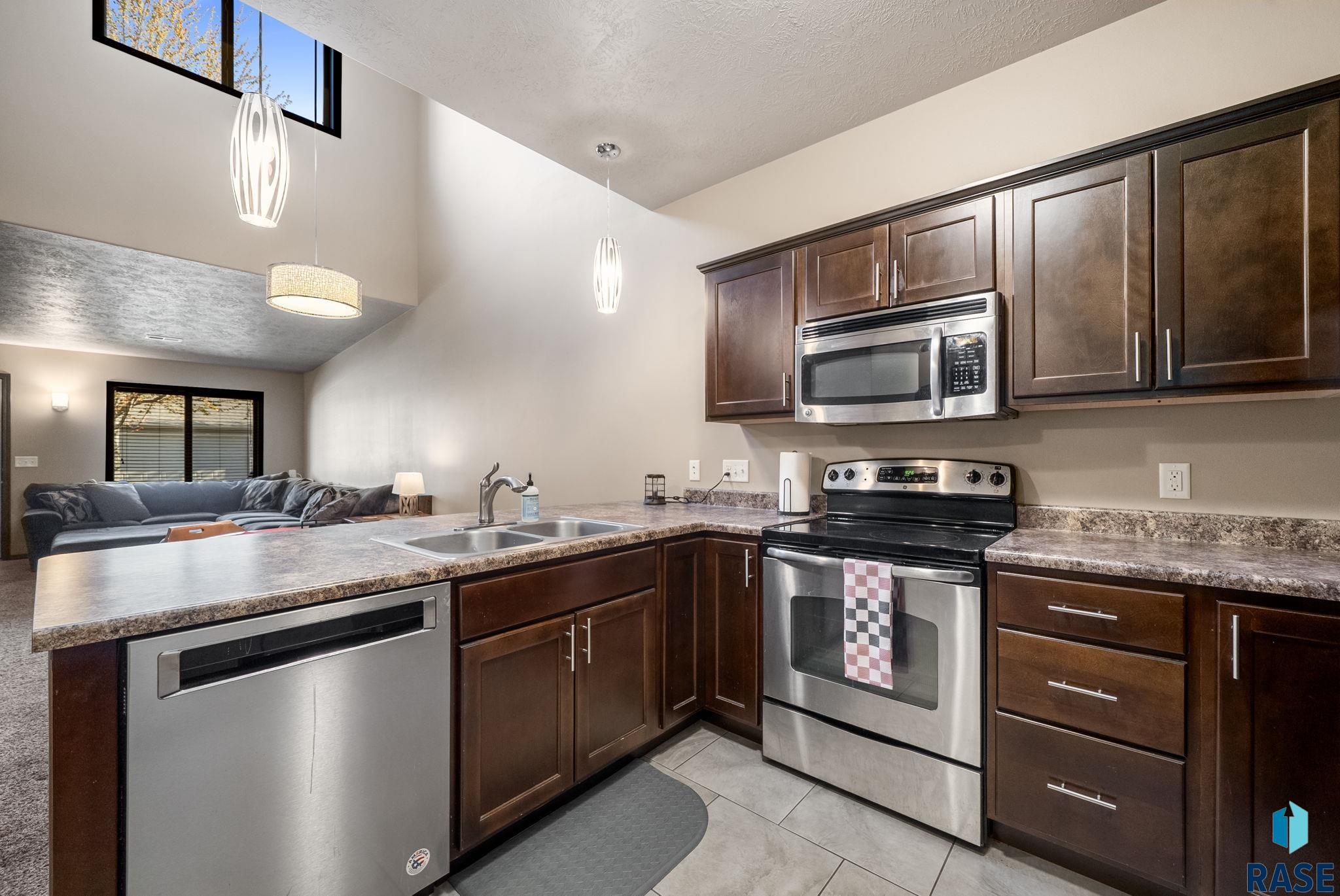2813 E Indigo Place, Sioux Falls, SD 57108 — photo 2