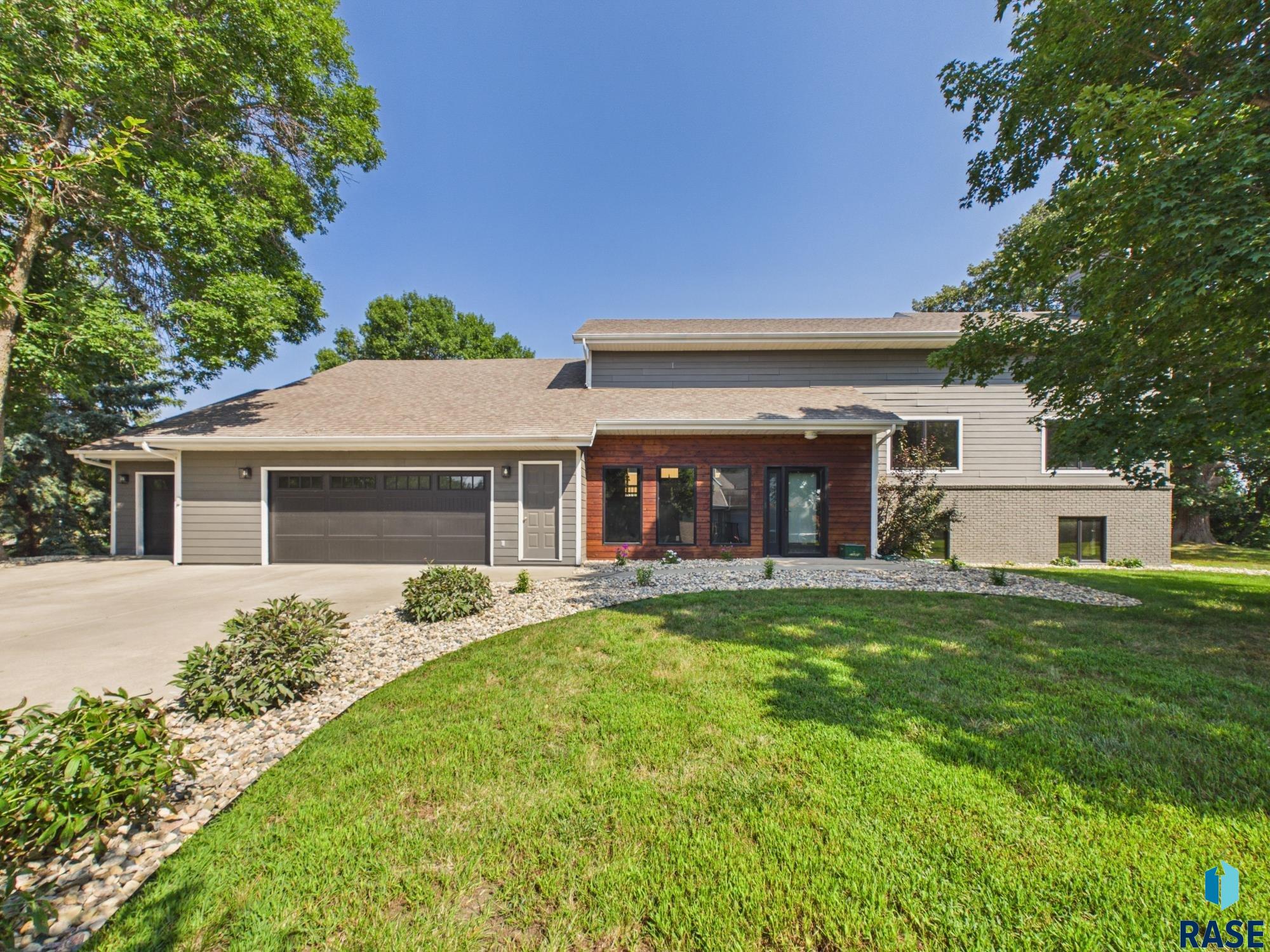 1608 E Rushmore Drive — photo