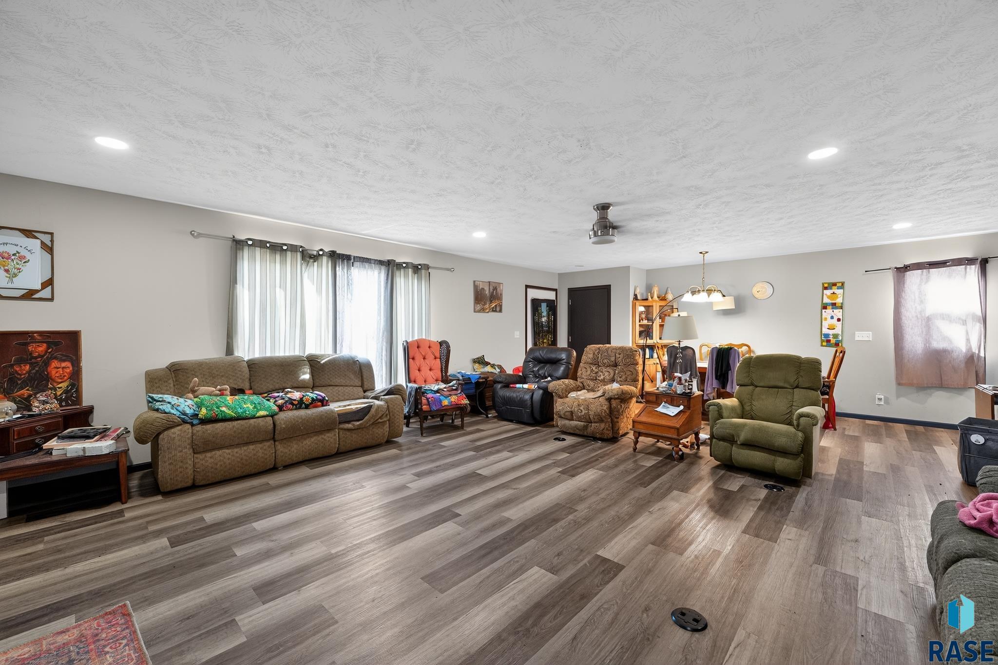 301 E 4th Avenue, Lennox, SD 57039 — photo 3