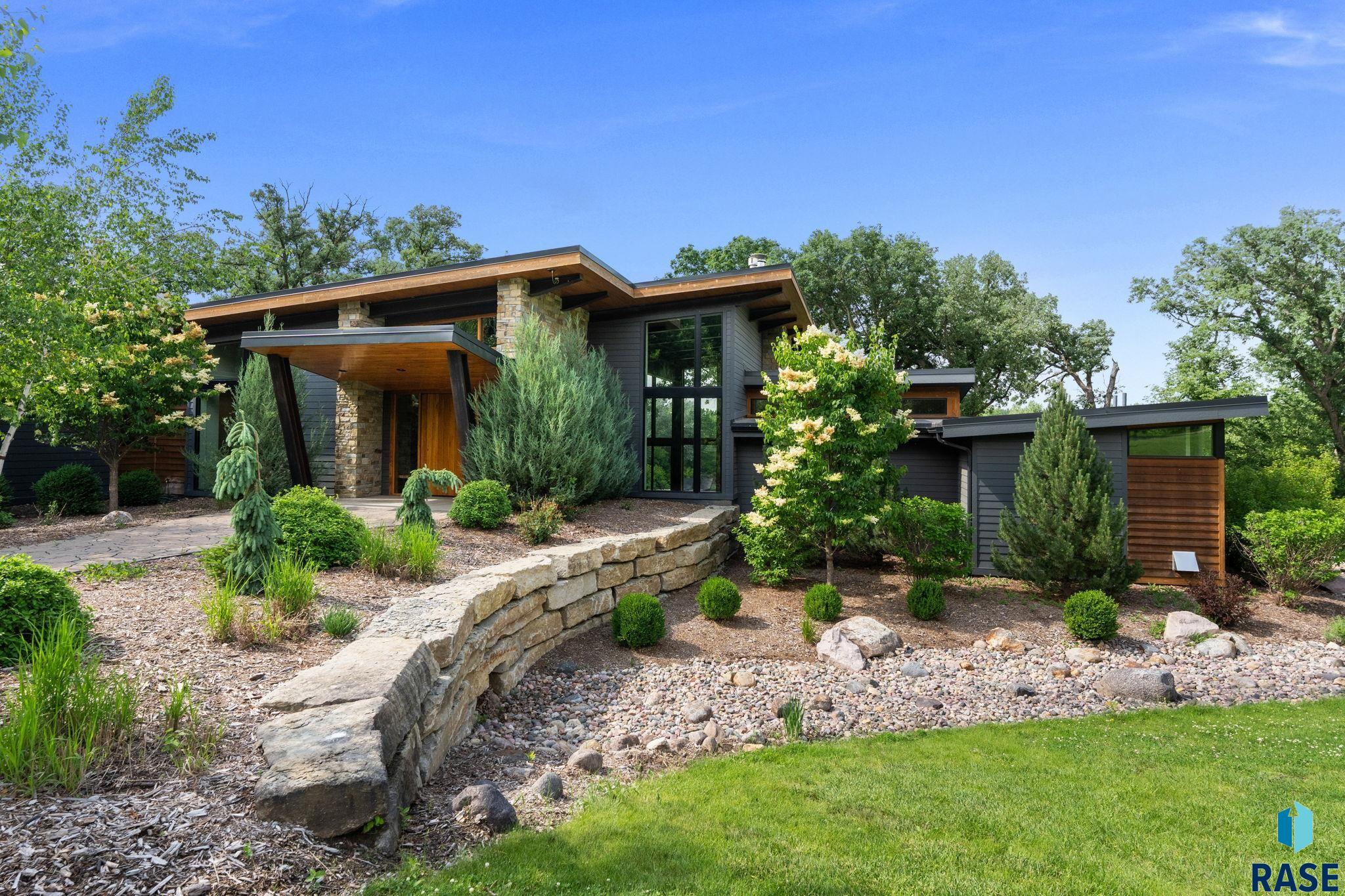 300 E Twin Oaks Drive — photo