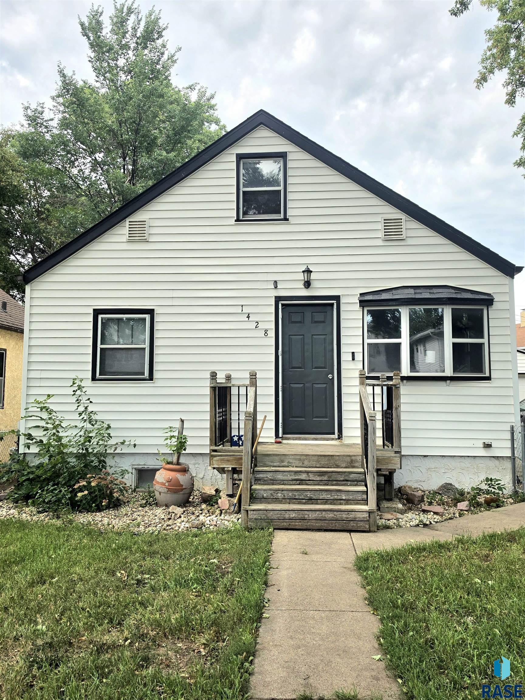 1428 E 5th Street — photo
