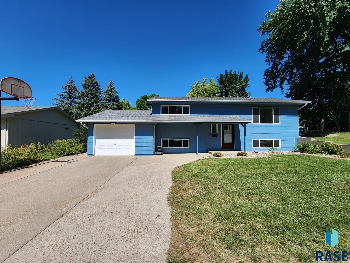706 E 10th Street, Dell Rapids, SD 57022 — photo 2