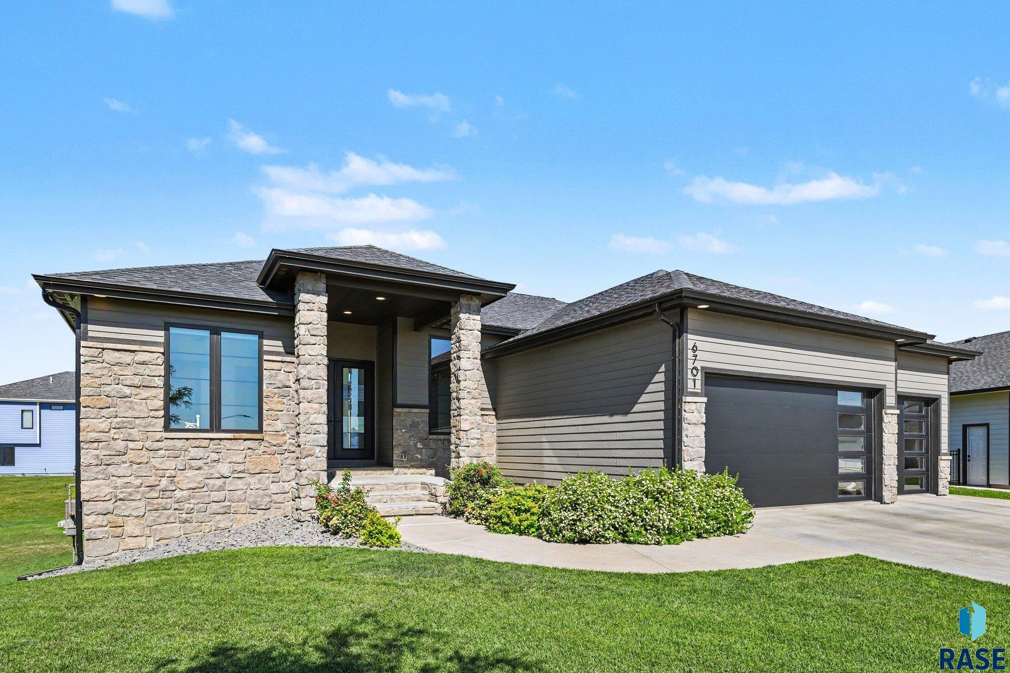 6701 E Spitfire Circle, Sioux Falls, SD 57110 — photo 2