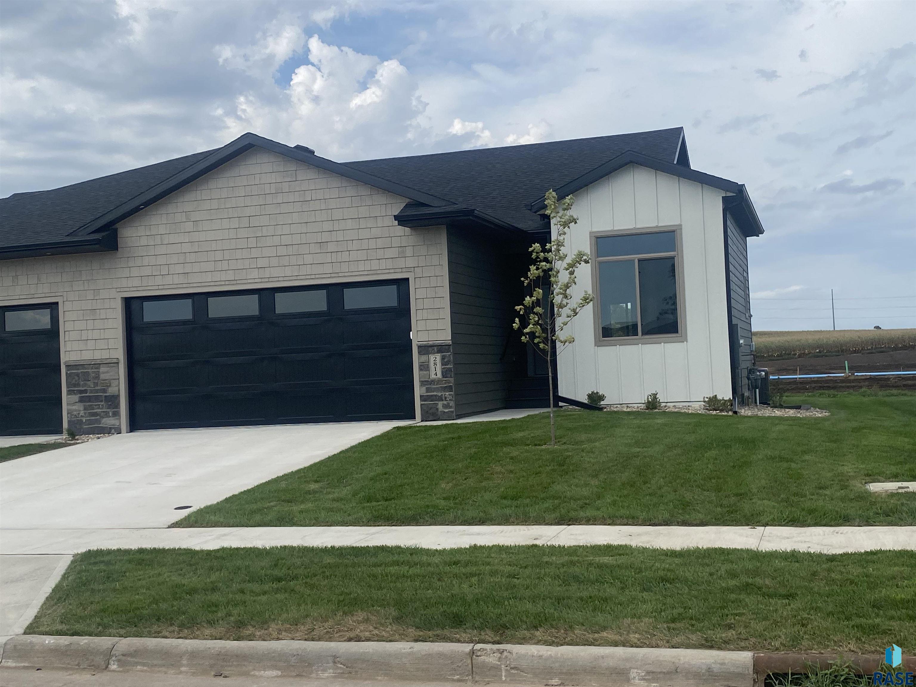 2814 E Hazelnut Street — photo