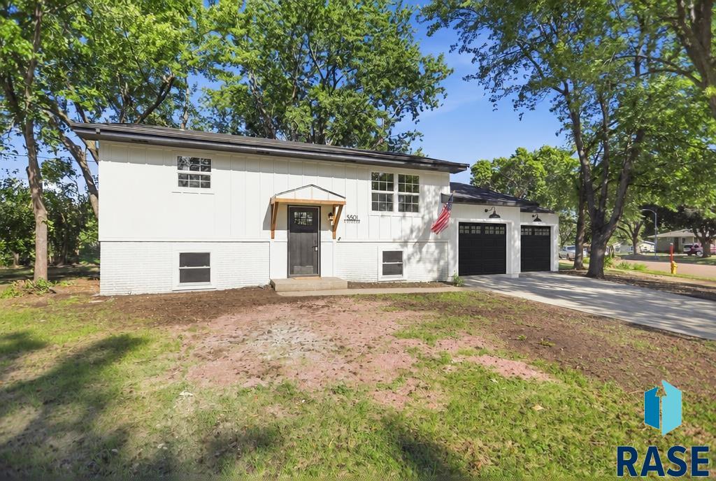 5601 W Circle Drive — photo