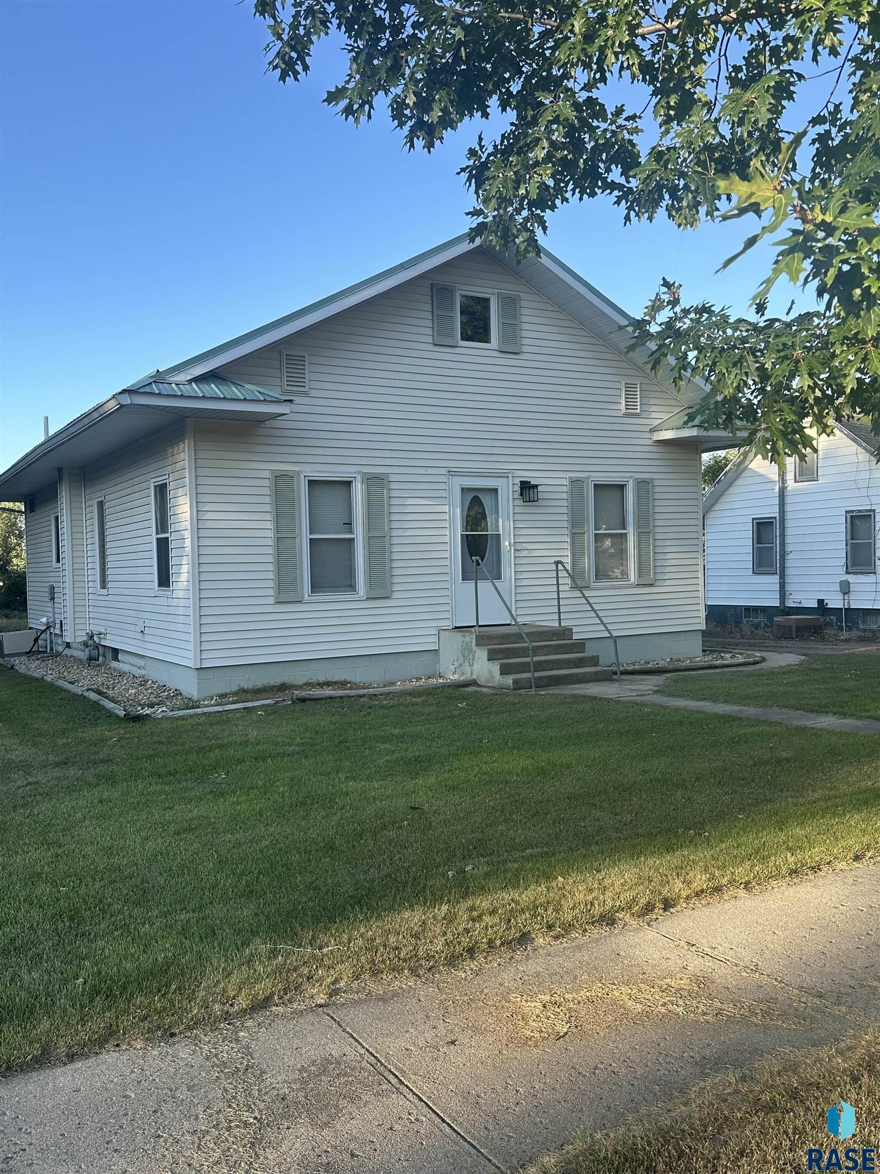 214 E Park Avenue, Howard, SD 57349 — photo 2