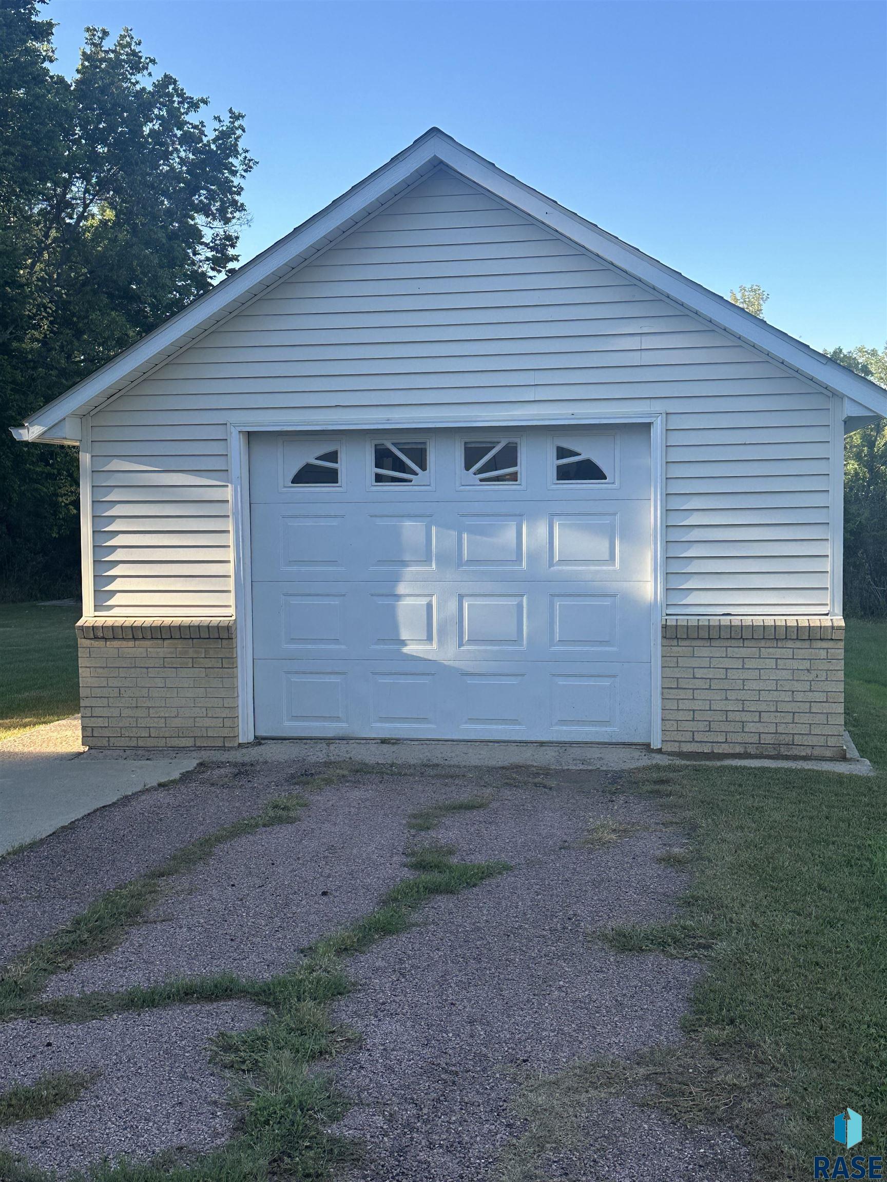 214 E Park Avenue, Howard, SD 57349 — photo 3