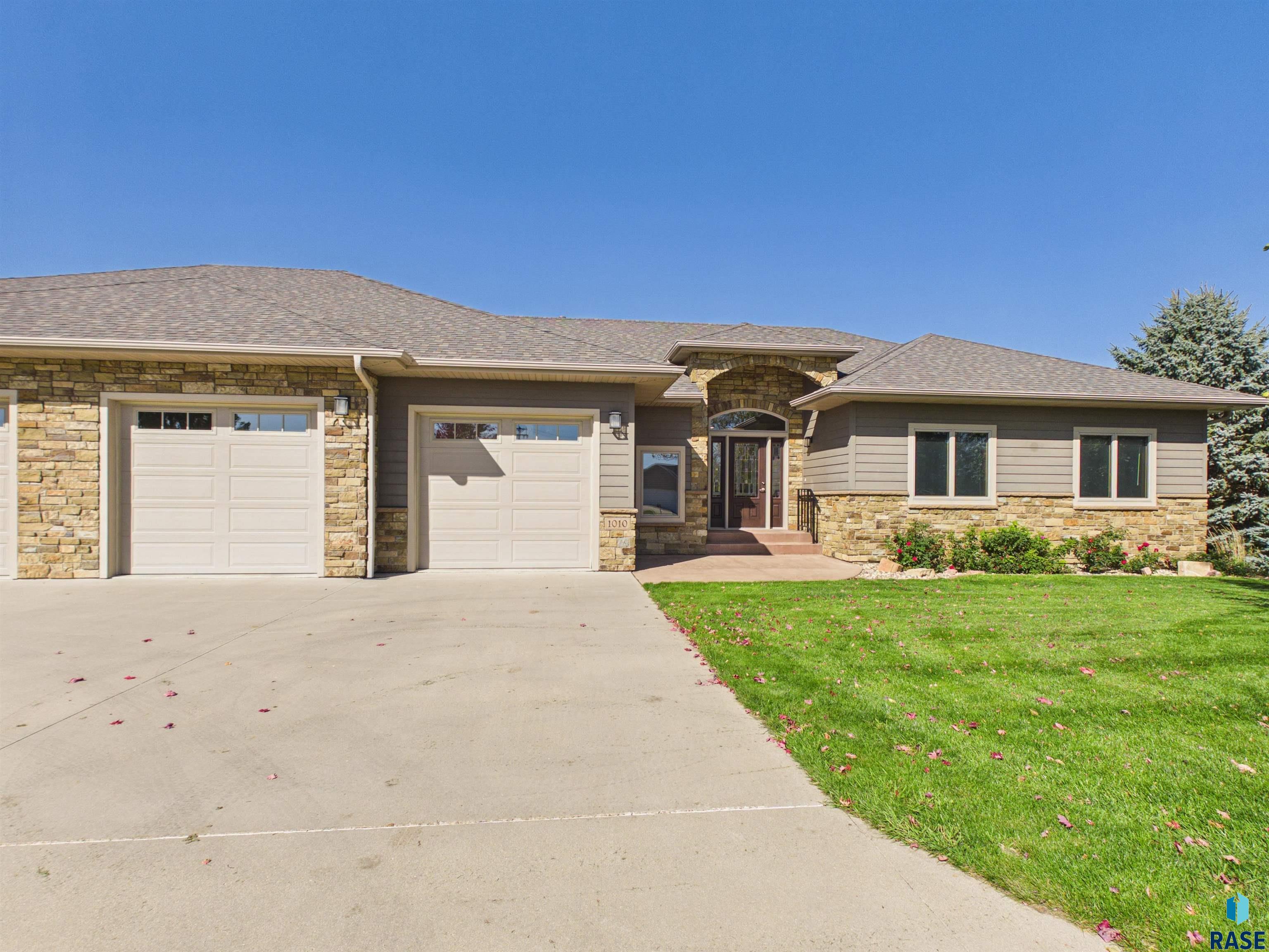 1010 Clubhouse Court — photo