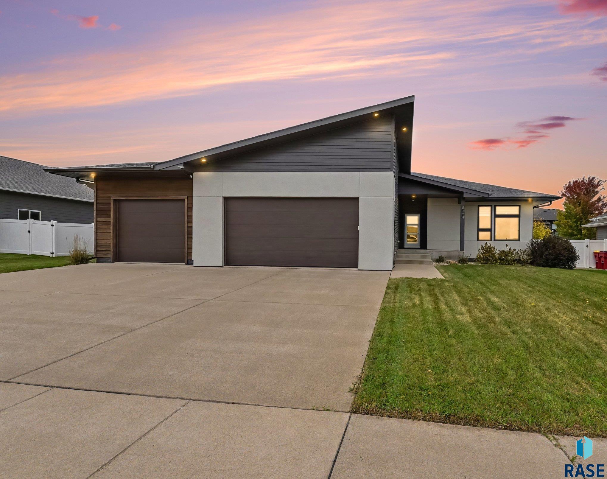 8204 E Roughlock Street, Sioux Falls, SD 57110 — photo 2