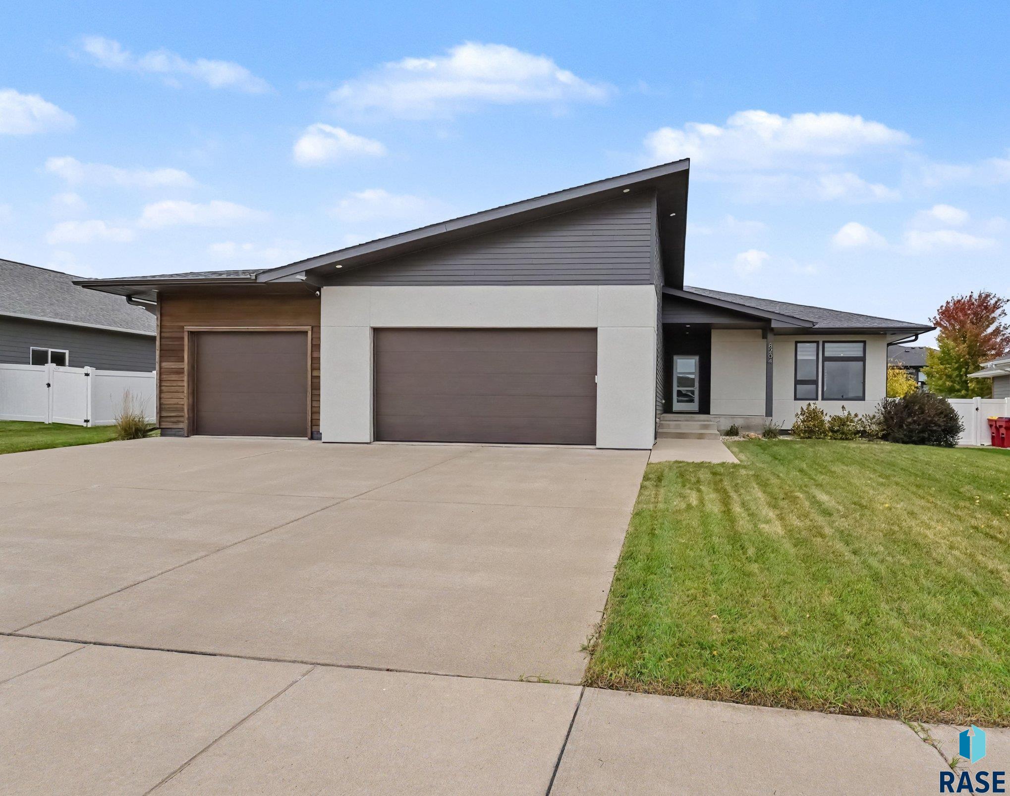 8204 E Roughlock Street, Sioux Falls, SD 57110 — photo 3