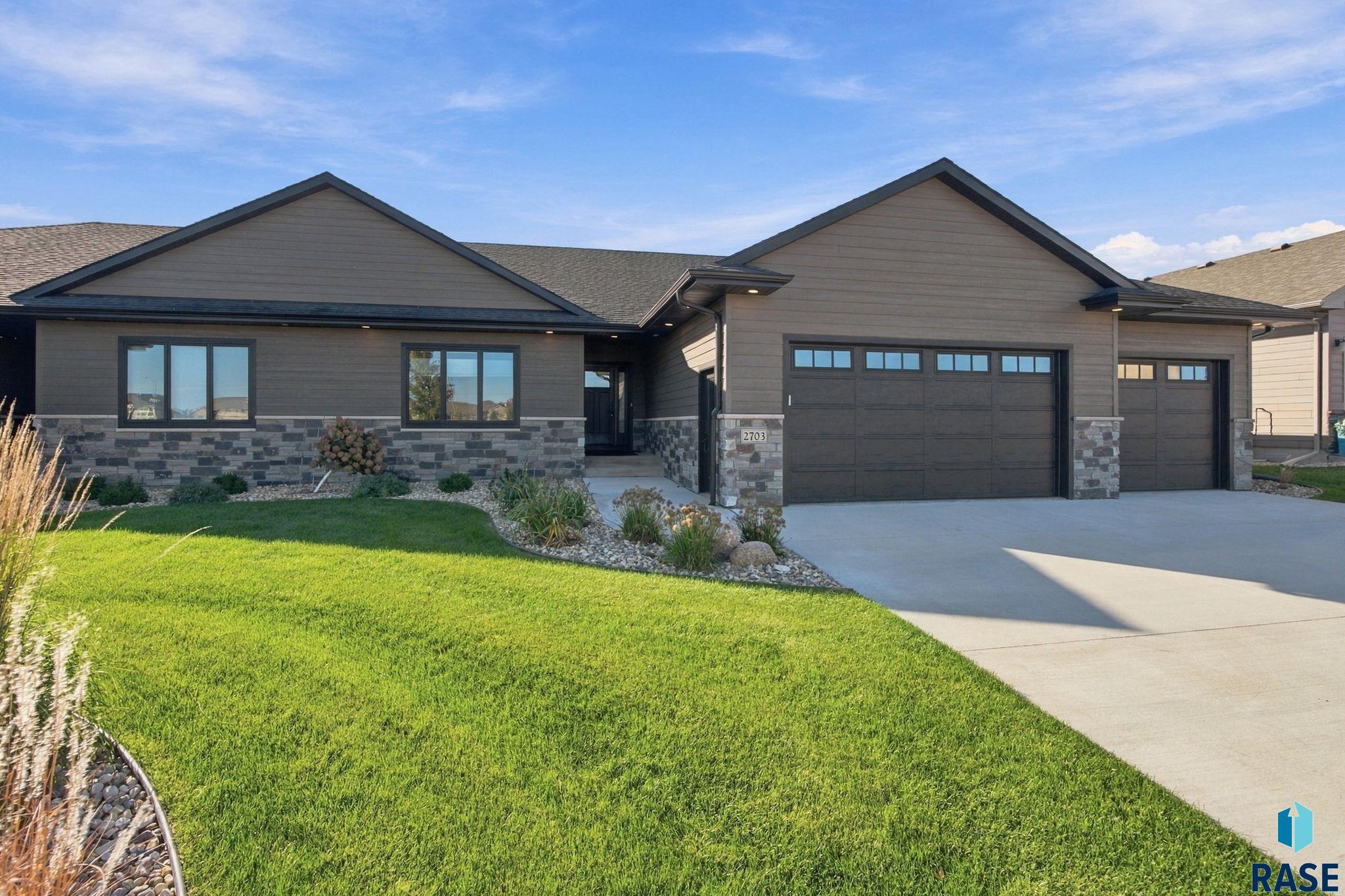 2703 W Oak Hill Drive — photo