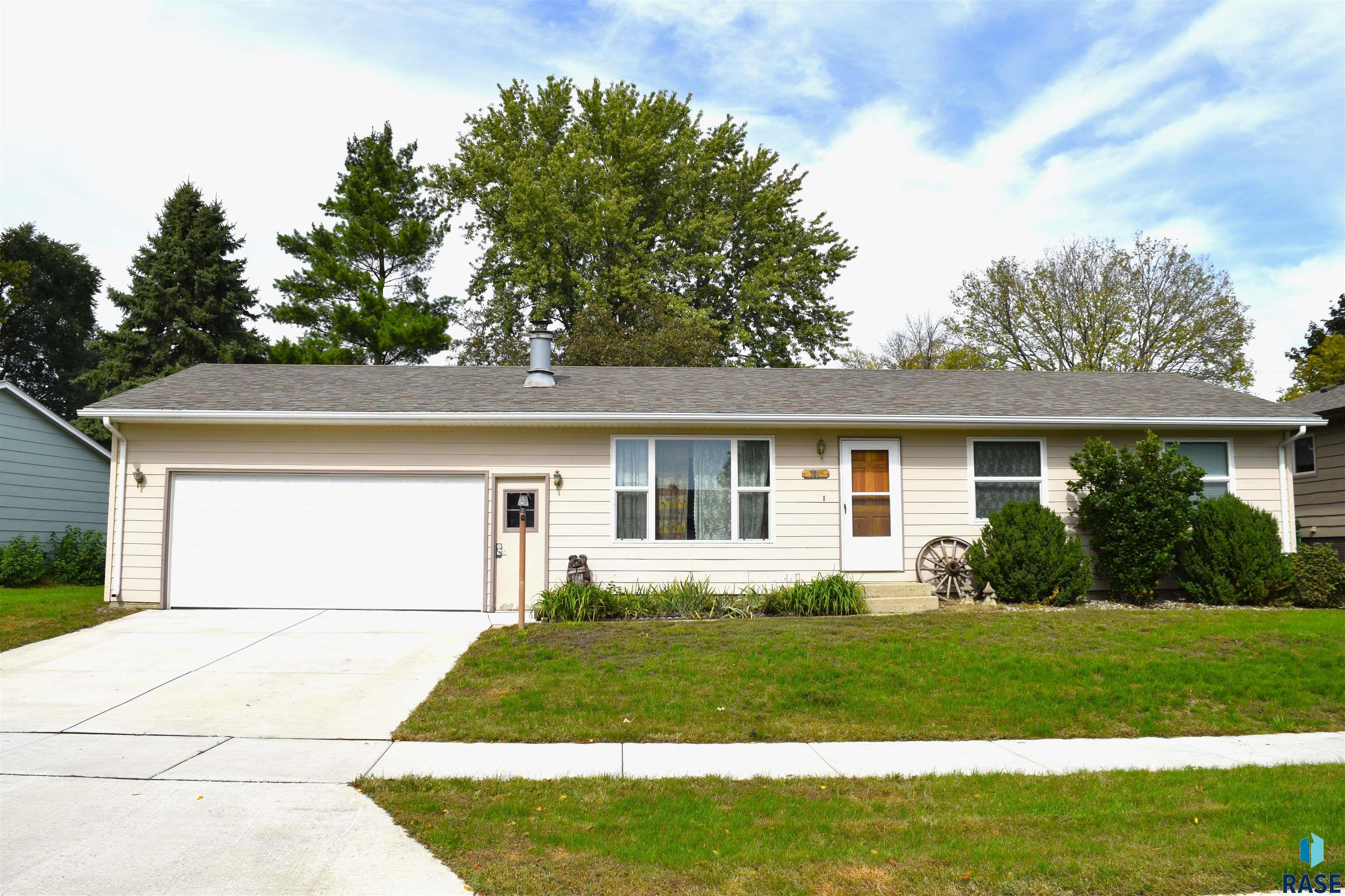704 E Maple Street, Harrisburg, SD 57032