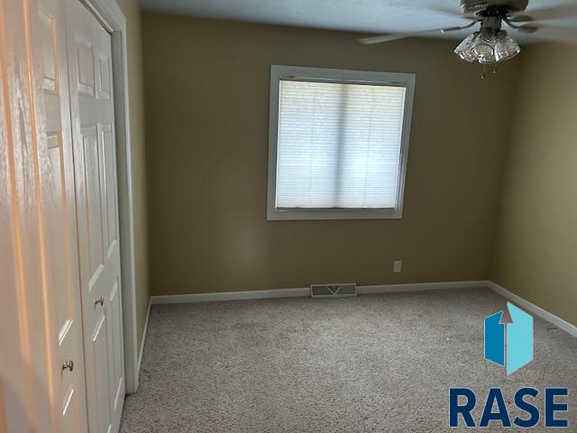 709 E 12th Avenue, Mitchell, SD 57301 — photo 2