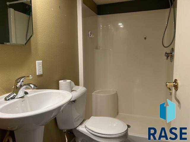 709 E 12th Avenue, Mitchell, SD 57301 — photo 3