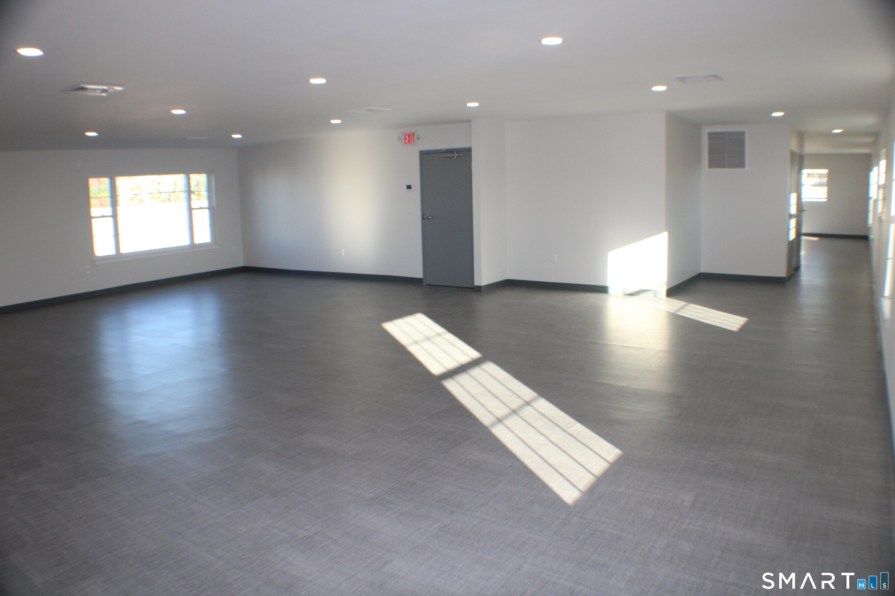 Home in North Haven, CT 06473 — photo 2