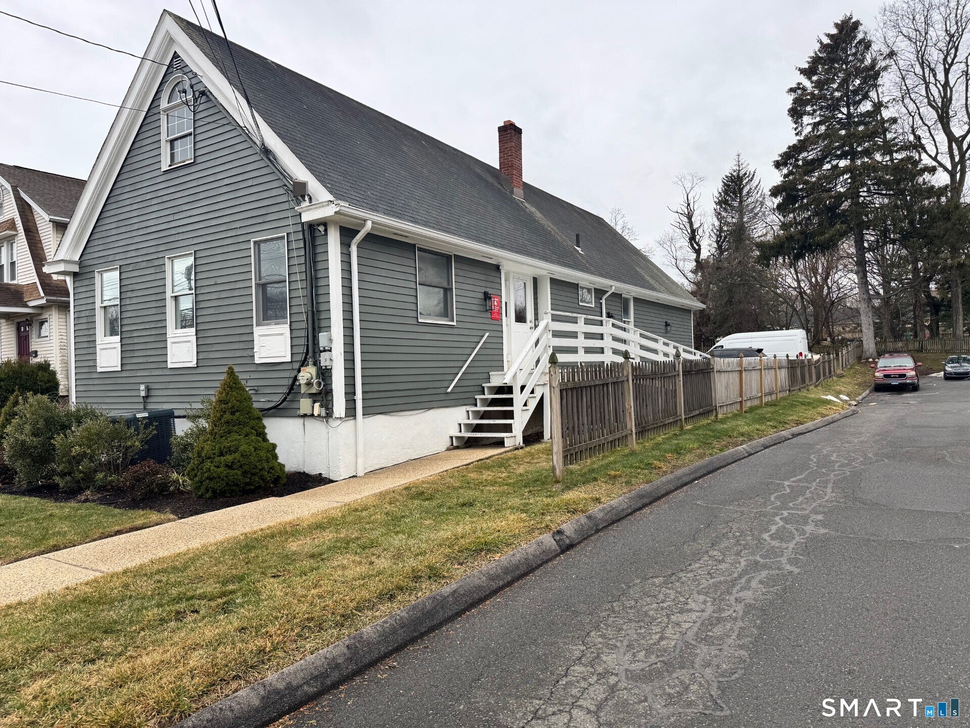 3231 Main Street — photo