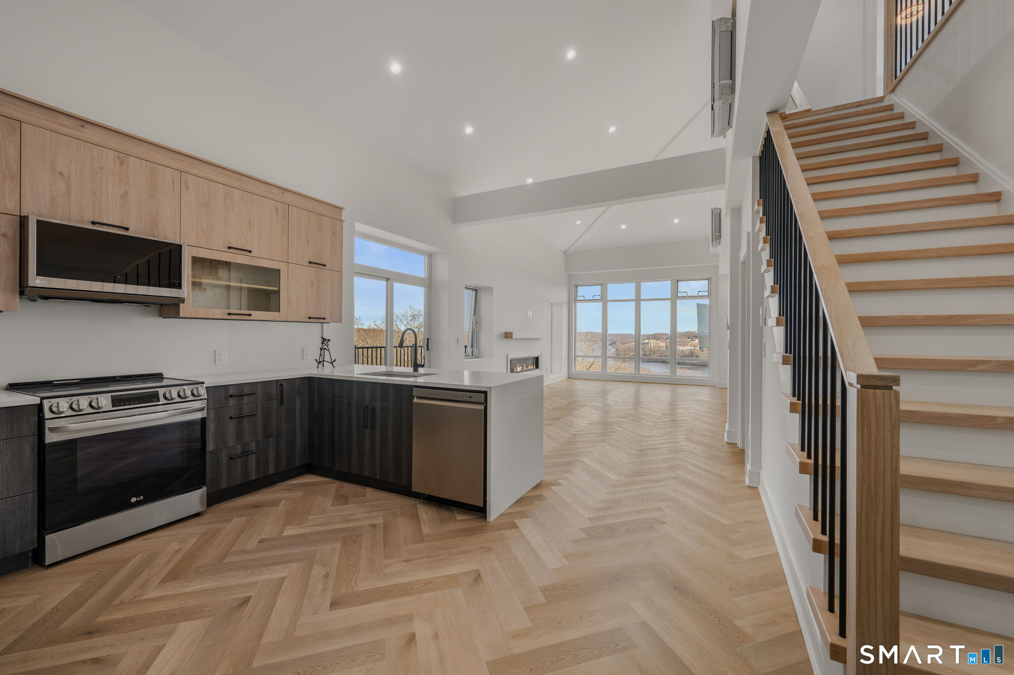 586 West Thames Street 610 — photo