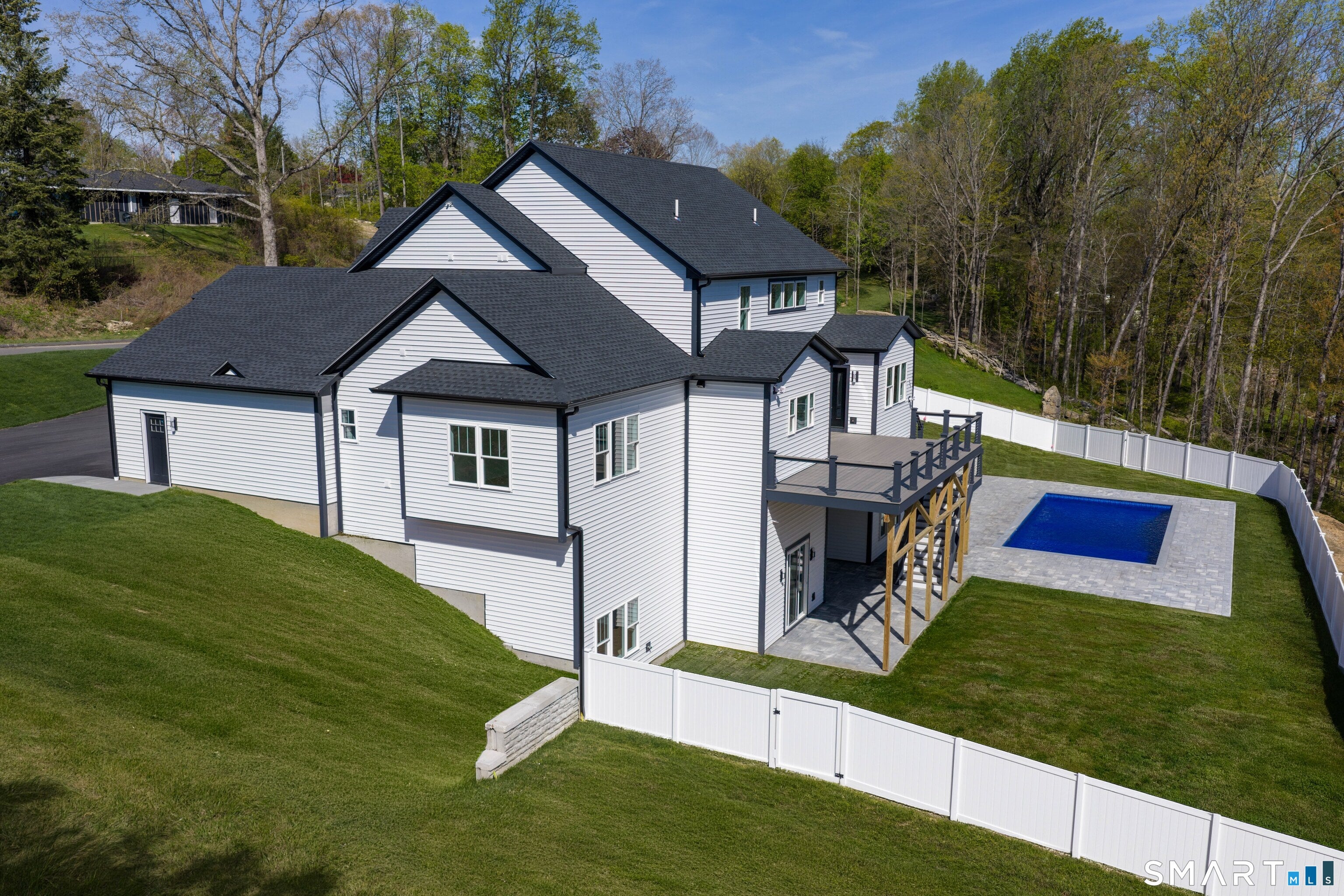 25 Hunting Ridge Road — photo