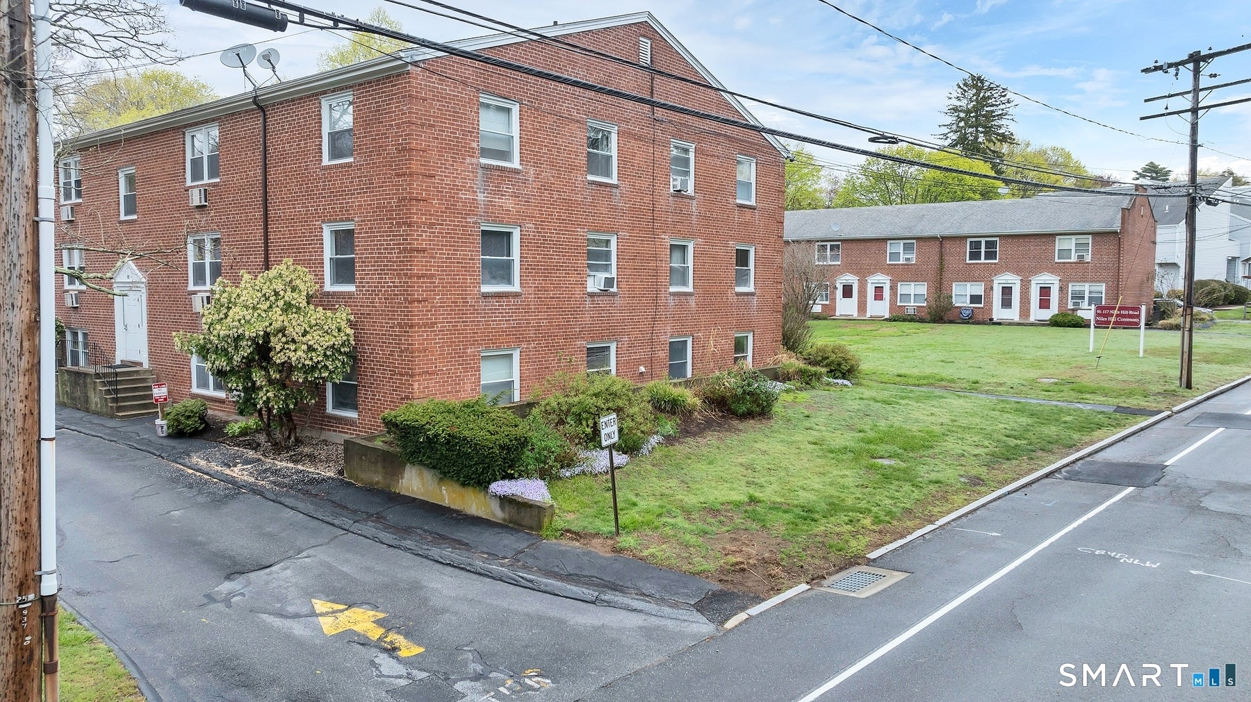 111 Niles Hill Road E — photo