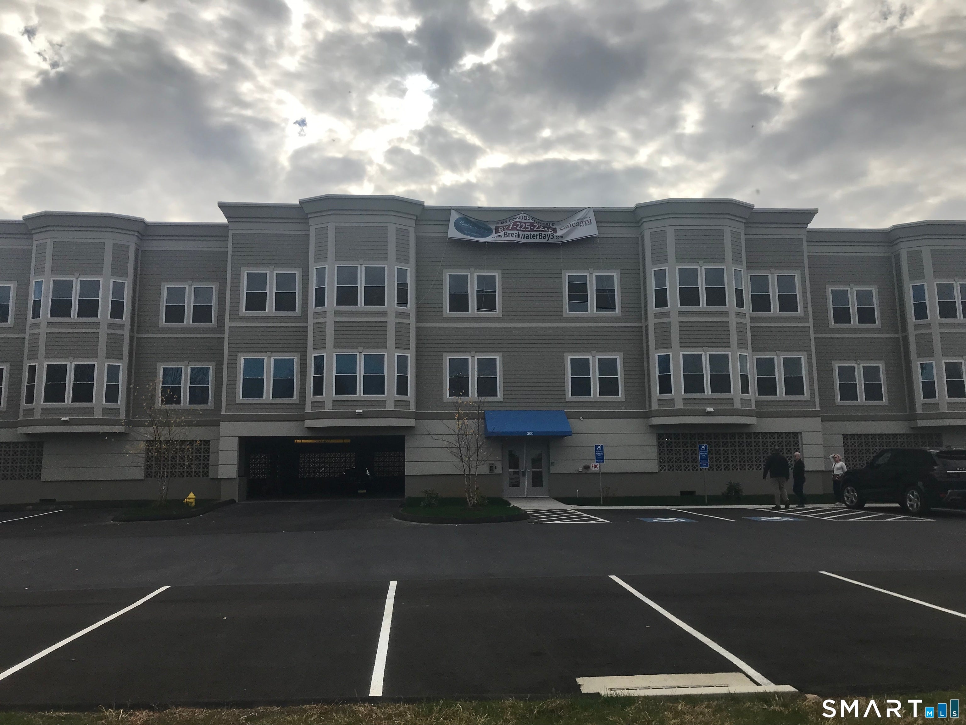 300 Harbour Close P — photo