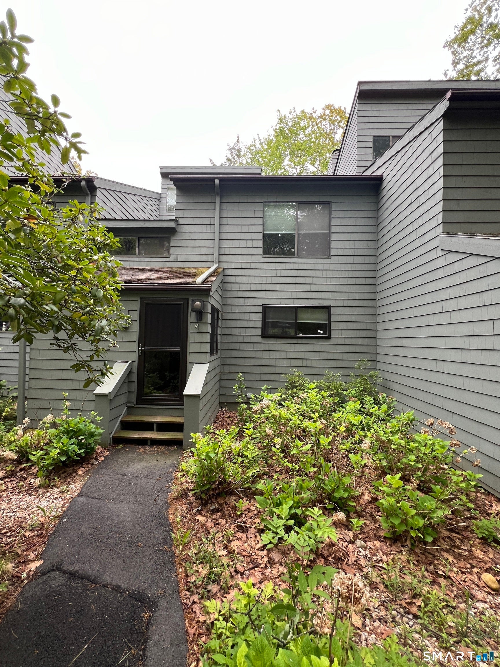 225 Ledge Drive — photo