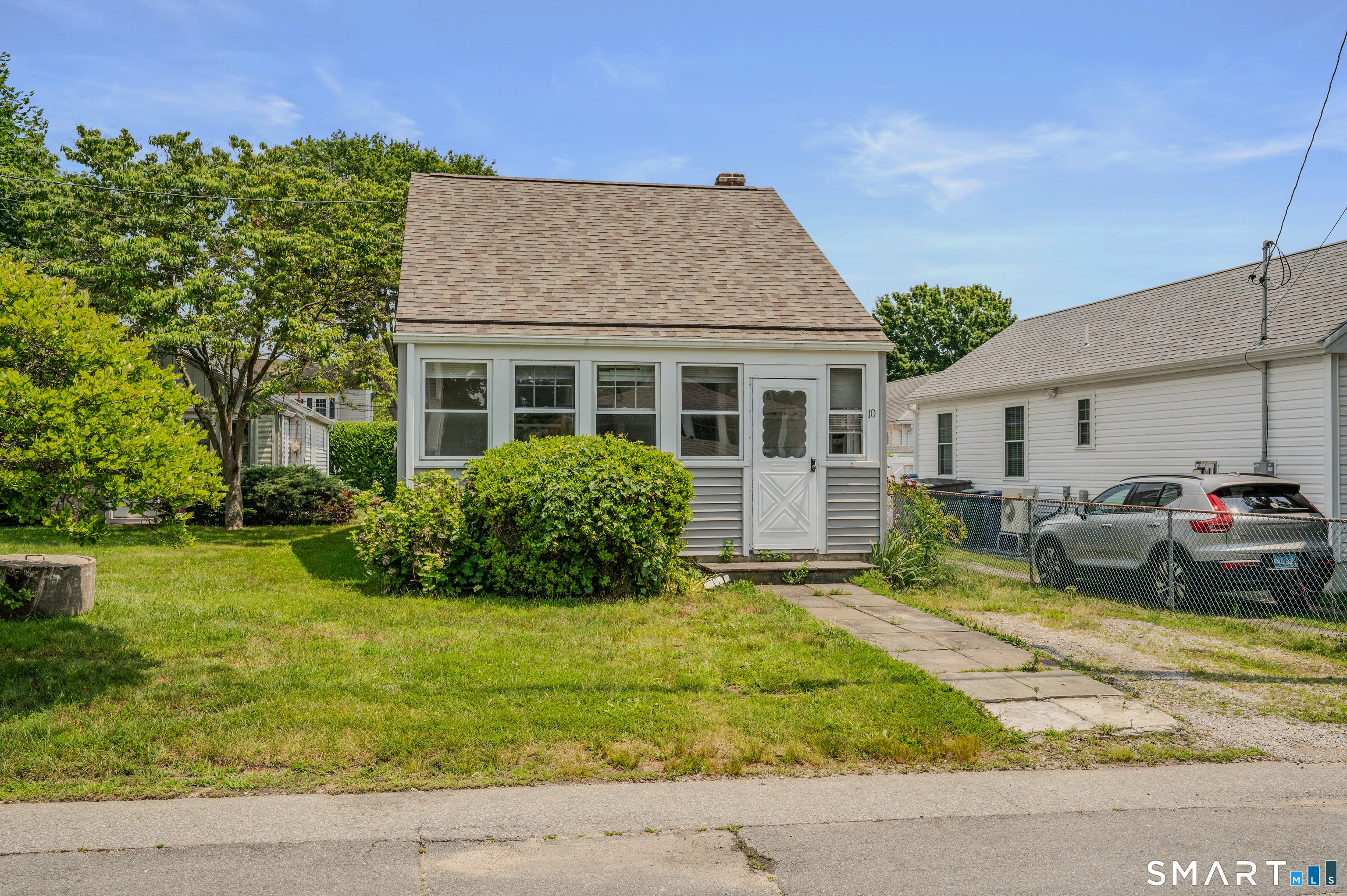 10 Swan Avenue — photo