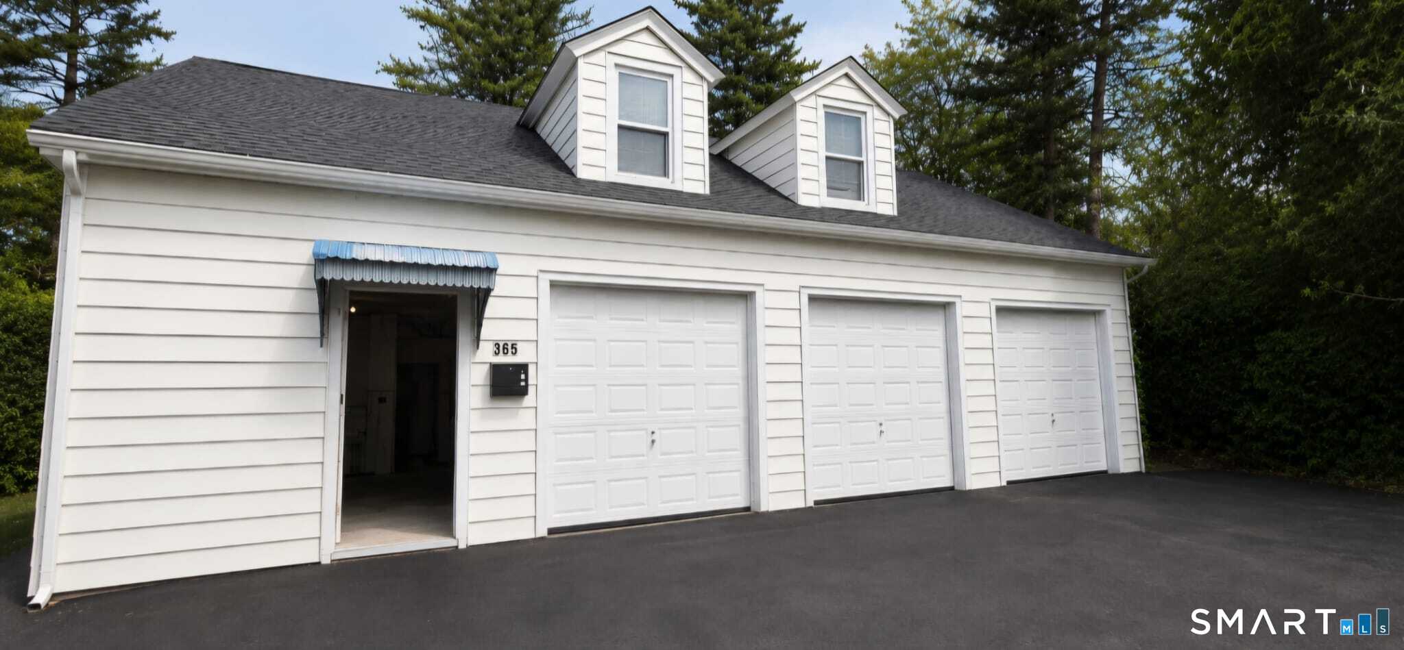 Garage -365 Circular Avenue — photo