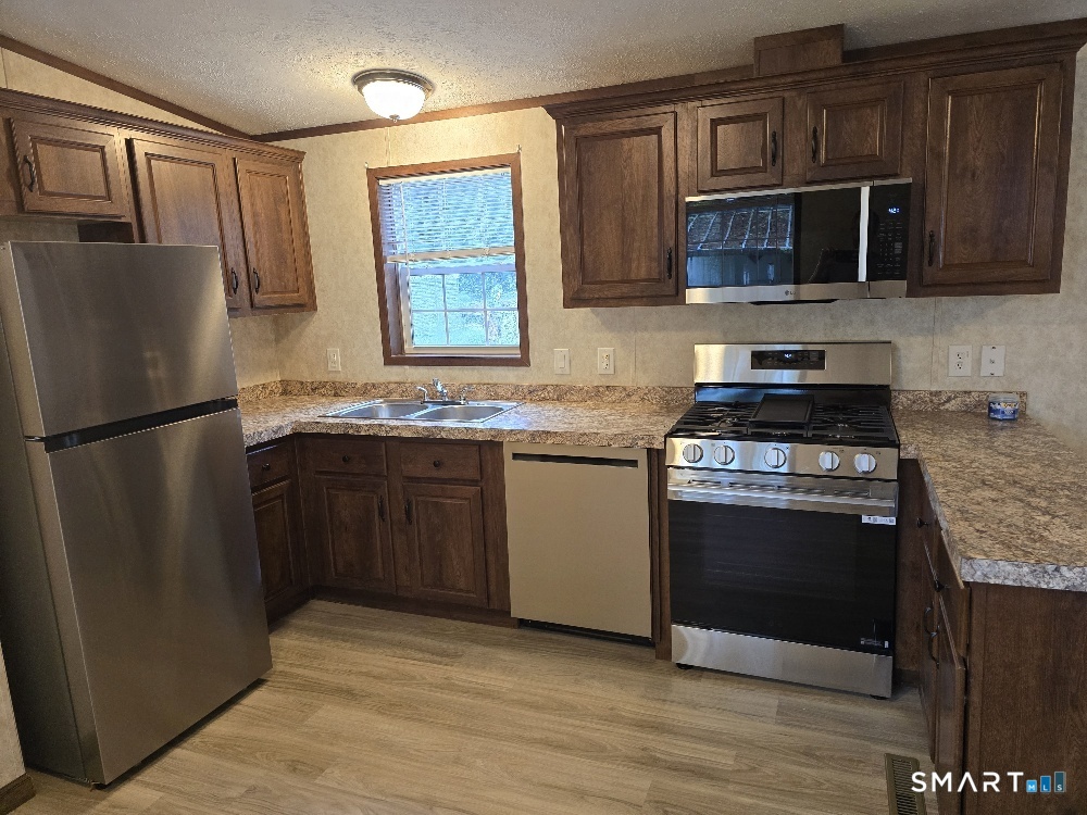 11 R And R Park, Killingly, CT 06241 — photo 3