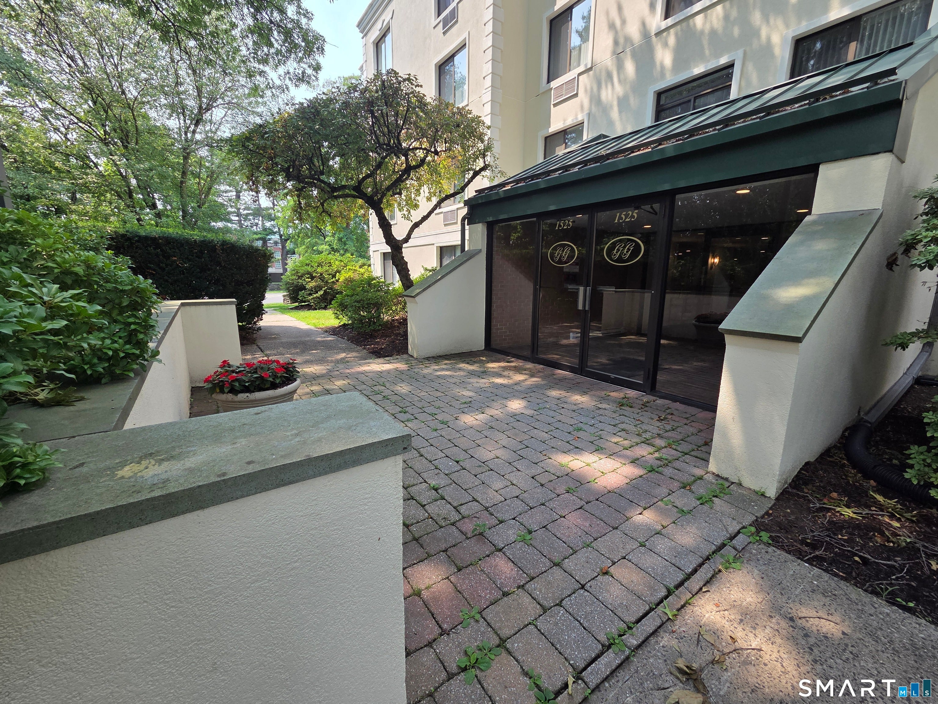 1525 East Putnam Avenue 201 — photo