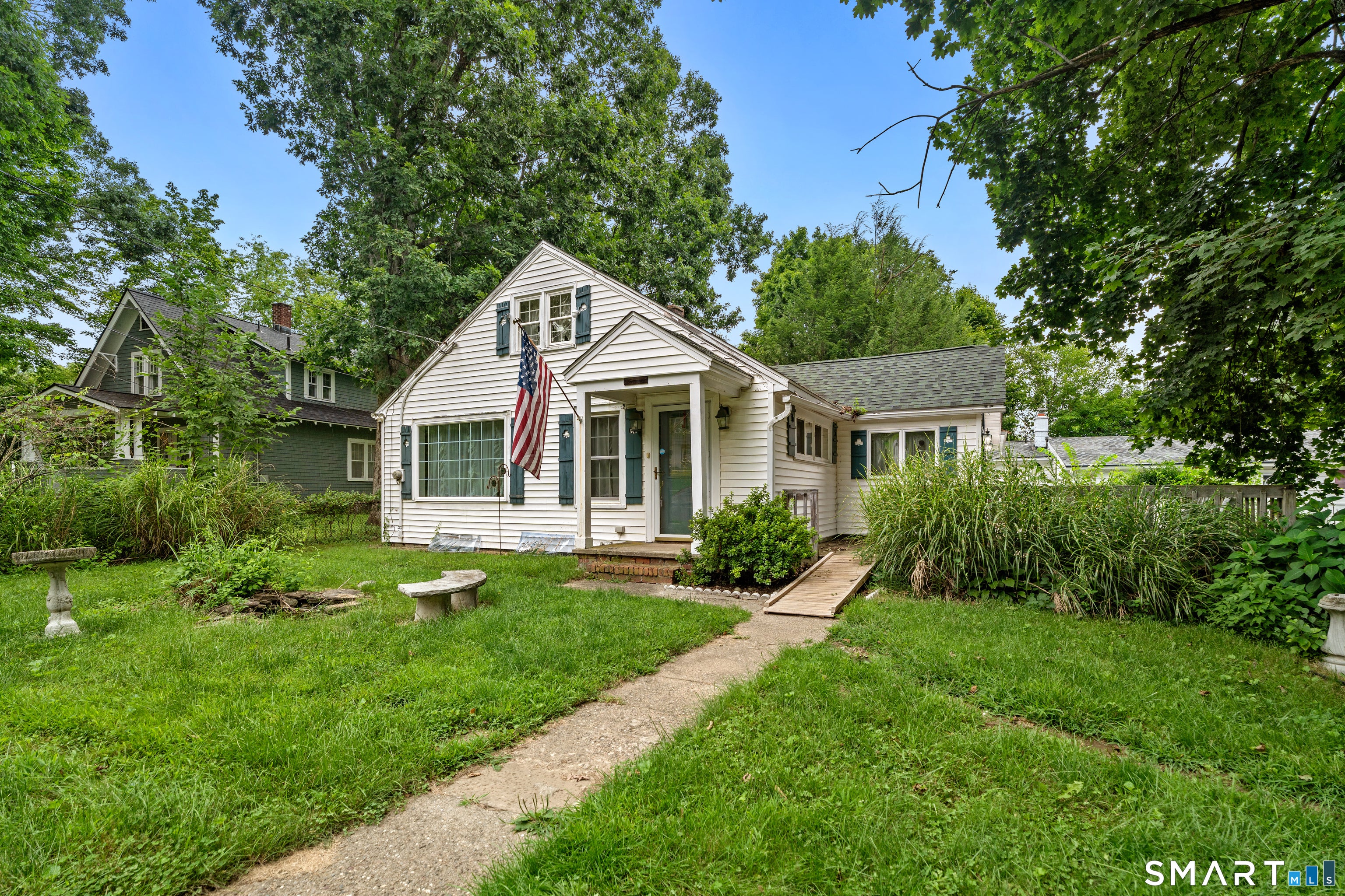 Home in Waterbury, CT 06708 — photo 2