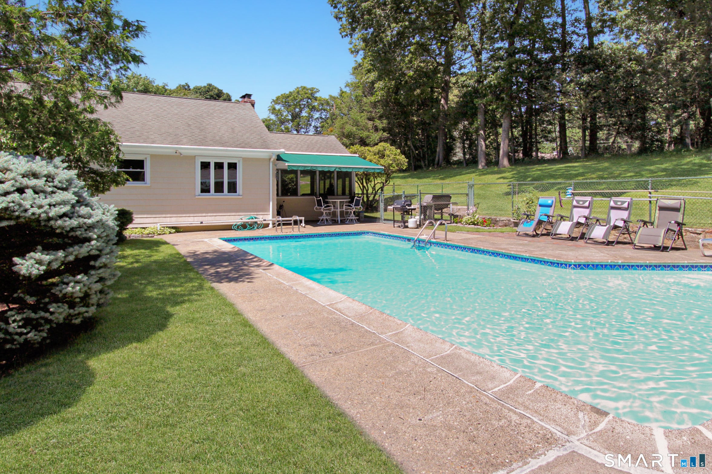 21 Twin Circle Drive — photo