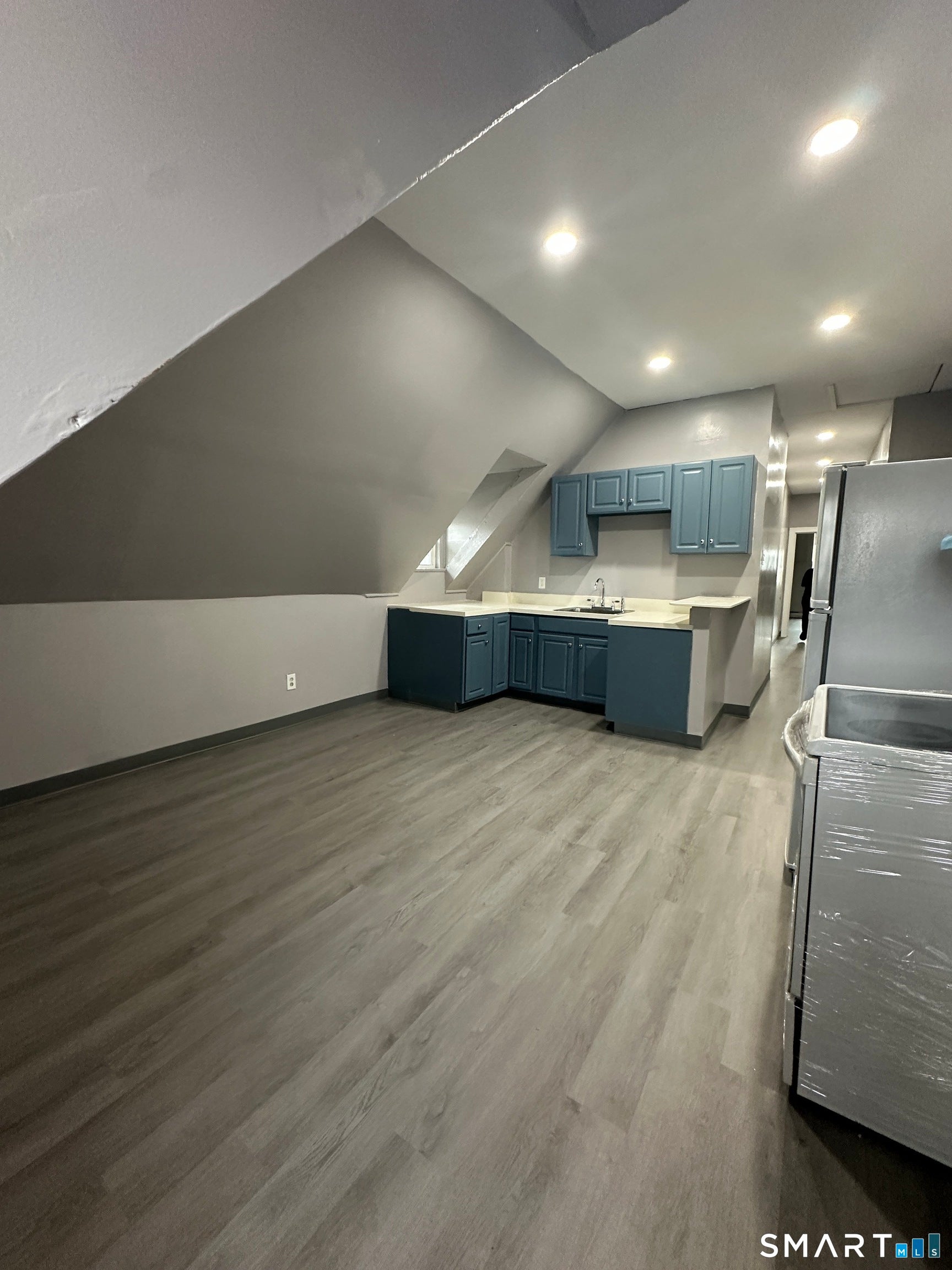 402 Sigourney Street 3rd Floor — photo