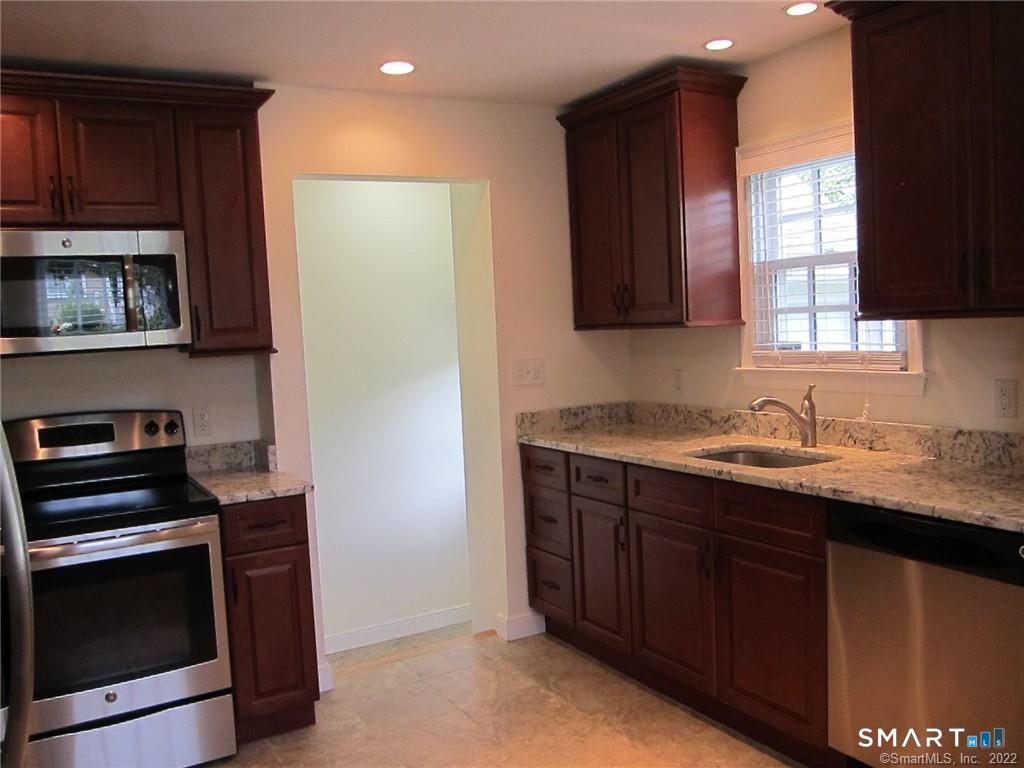 8 Rochambeau Avenue, Ridgefield, CT 06877 — photo 3