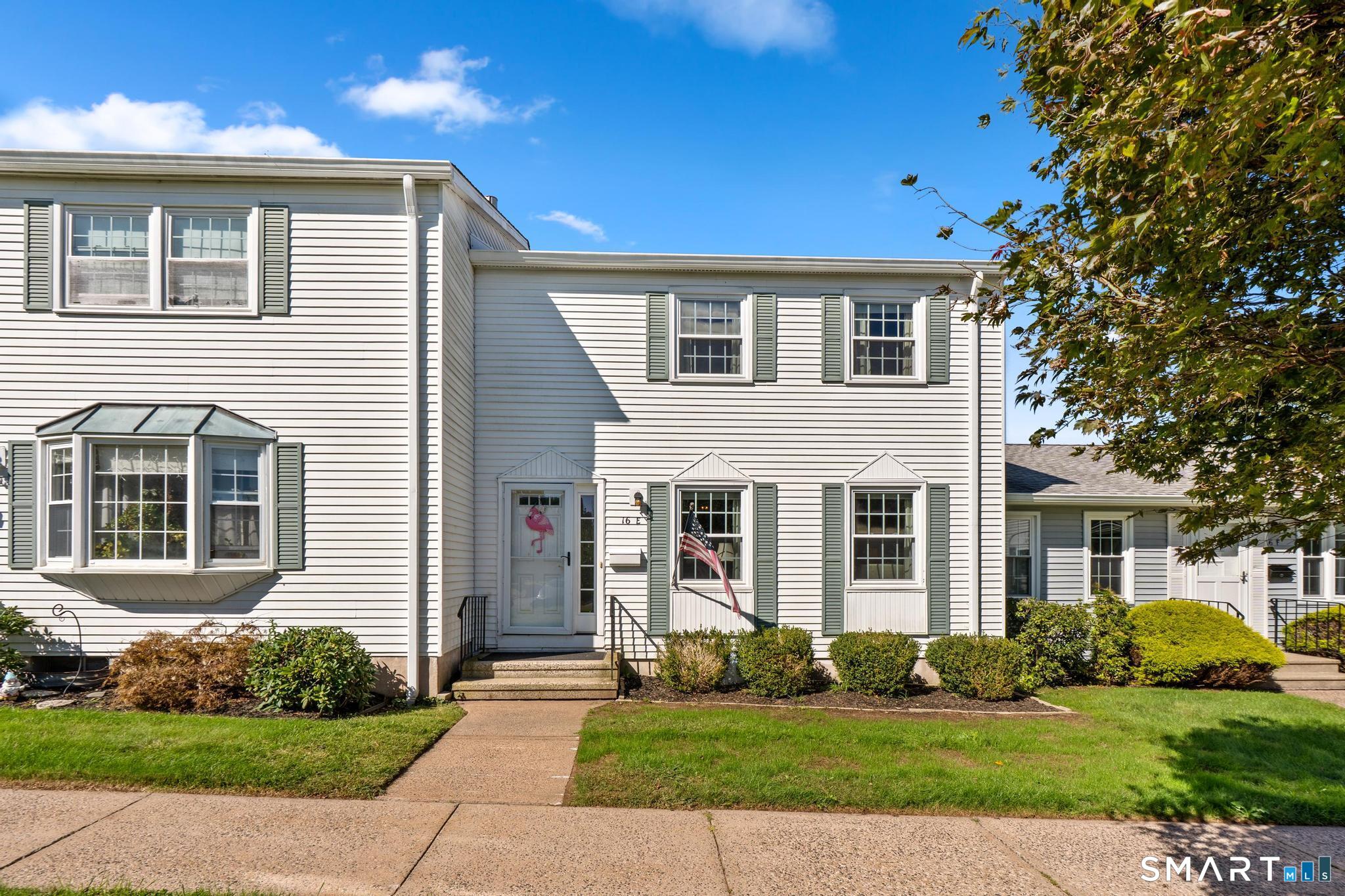 16 Esquire Drive E — photo