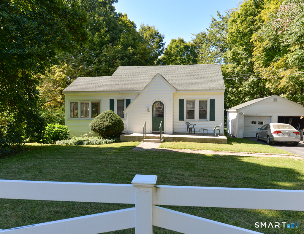 236 East Waterbury Road — photo