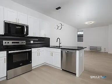 Home in Bridgeport, CT 06604 — photo 2
