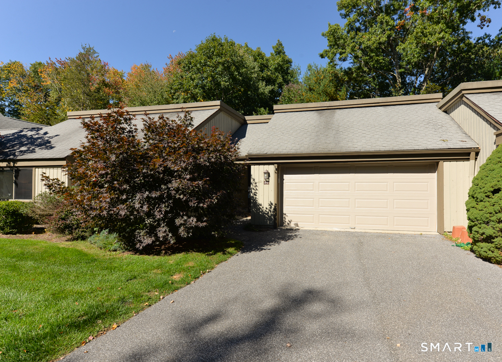2 Heritage Crest C — photo