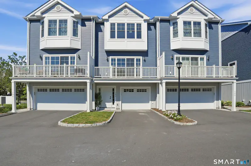 301 Harbour Close Unit 102 — photo