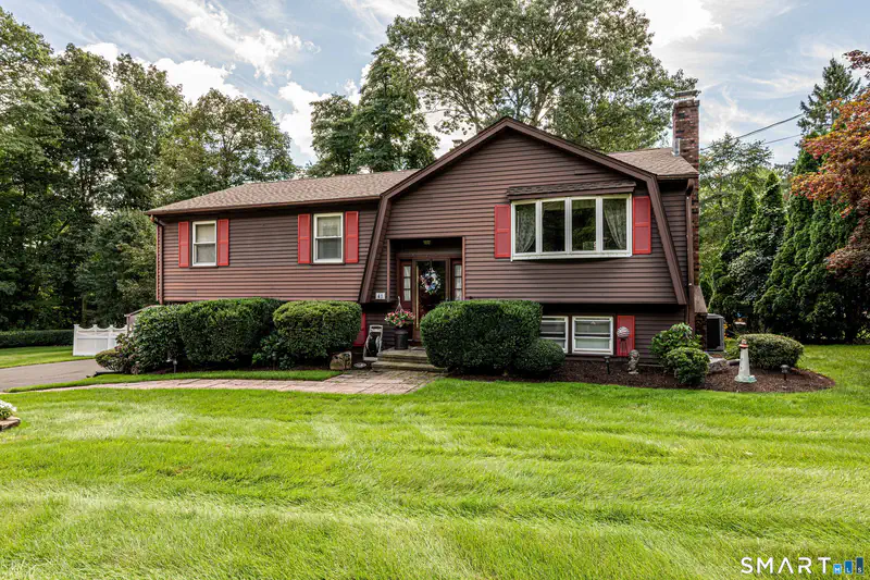 41 Rainbow Court — photo