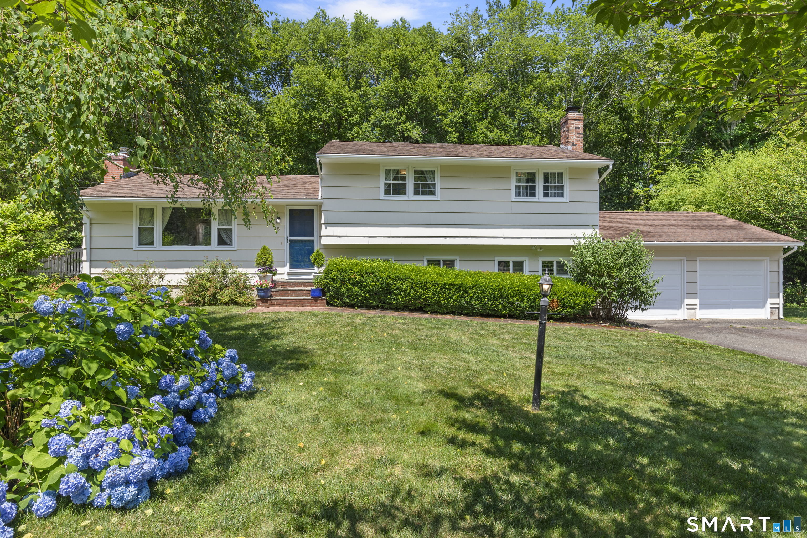 16 Tamarac Drive — photo