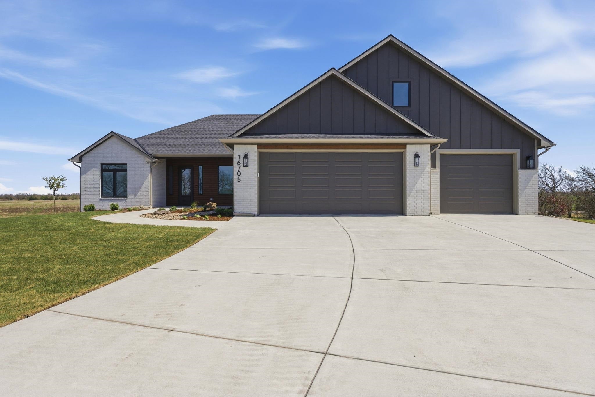 16705 W Hickory Ct — photo