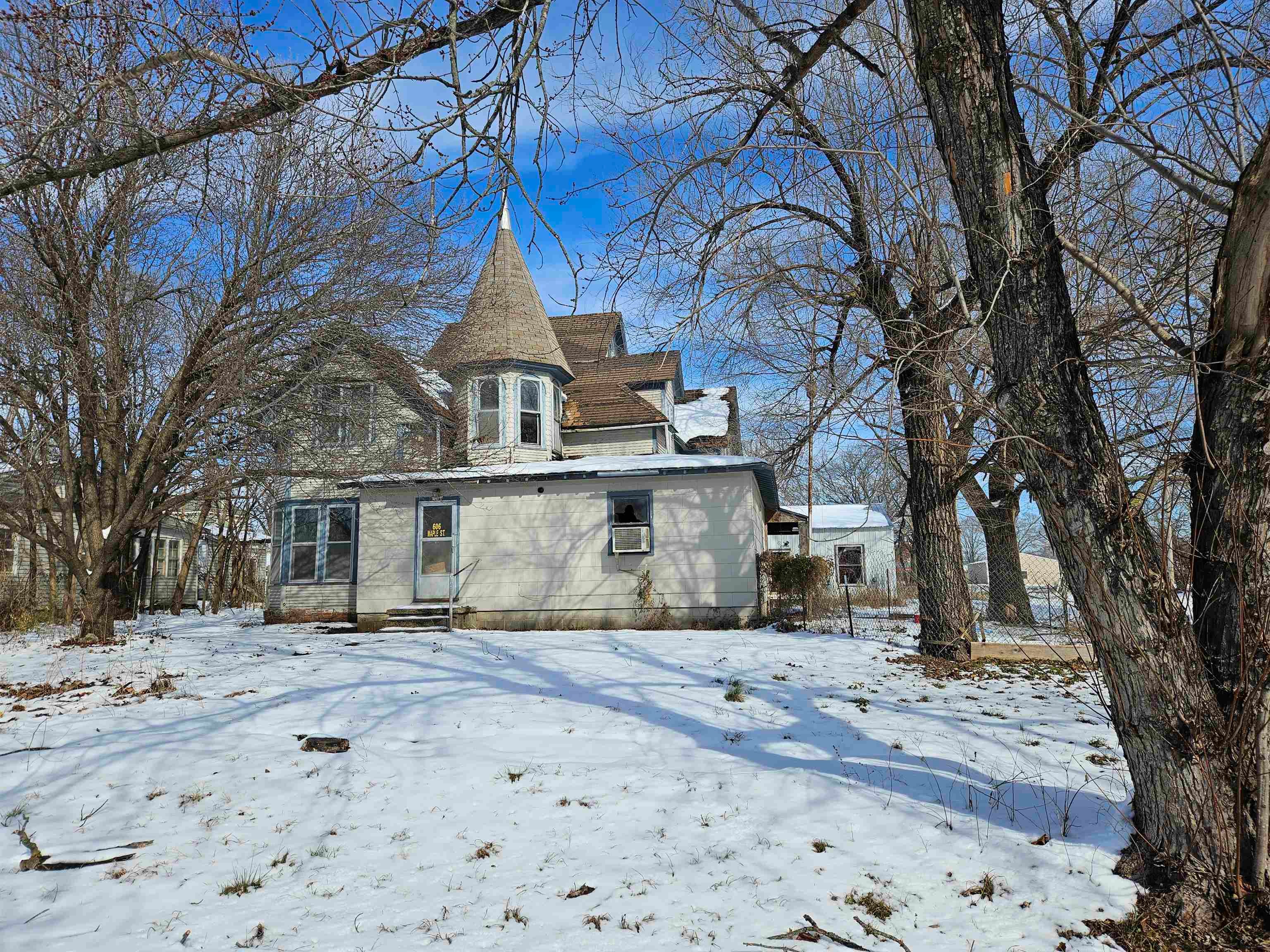 606 Maple Rd — photo