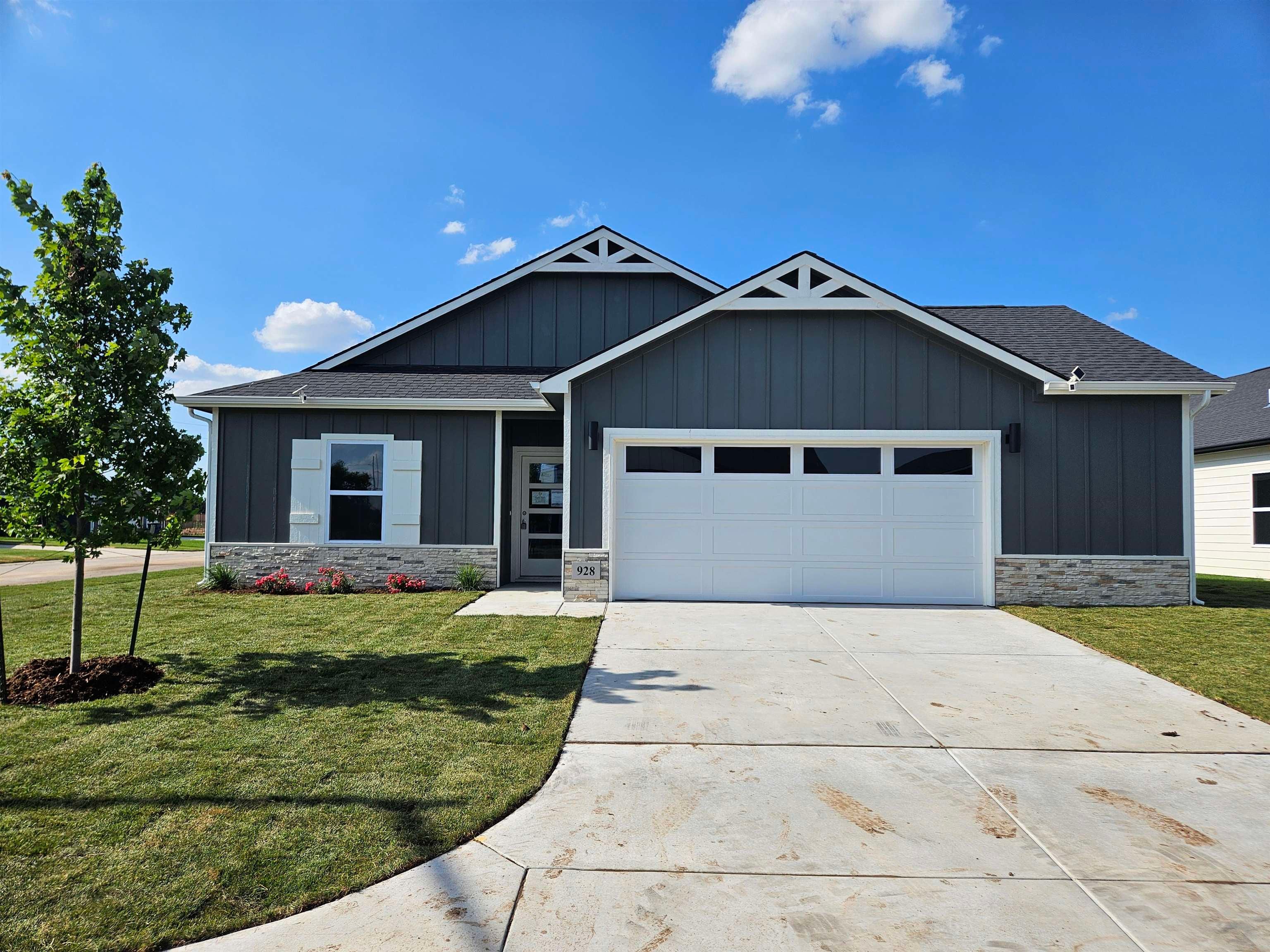 928 N Forestview Ct — photo