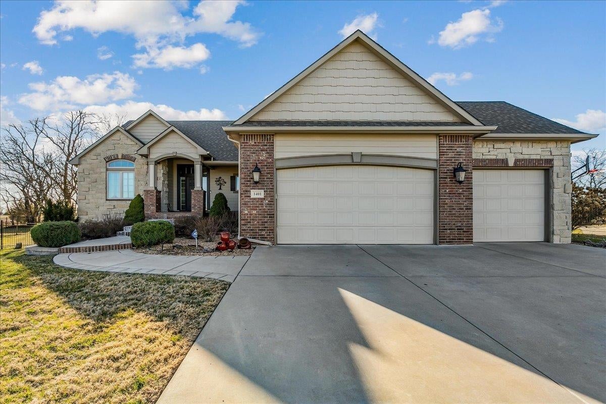 1401 N Shadow Rock Dr — photo
