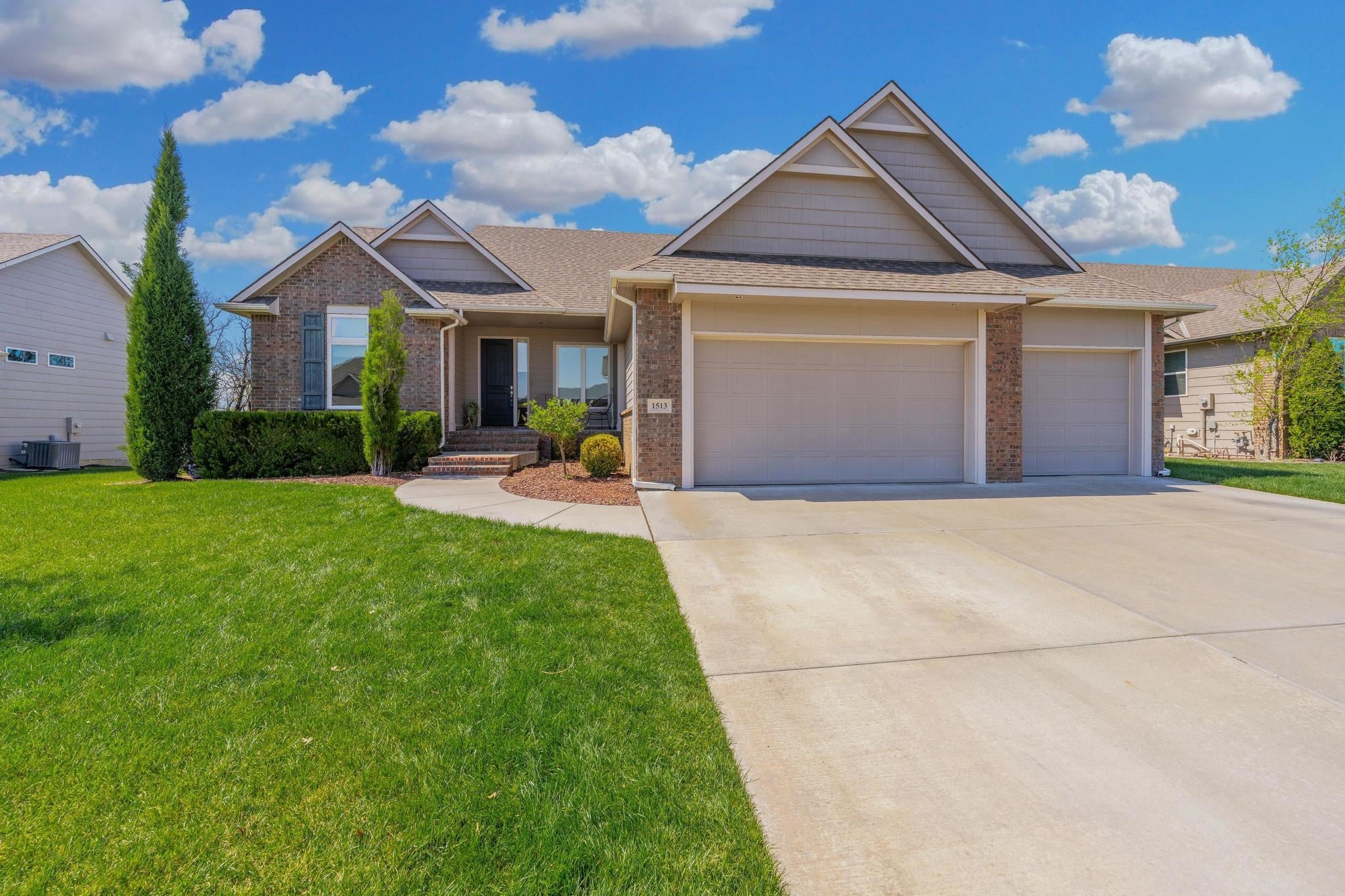 1513 N Shadow Rock Dr — photo