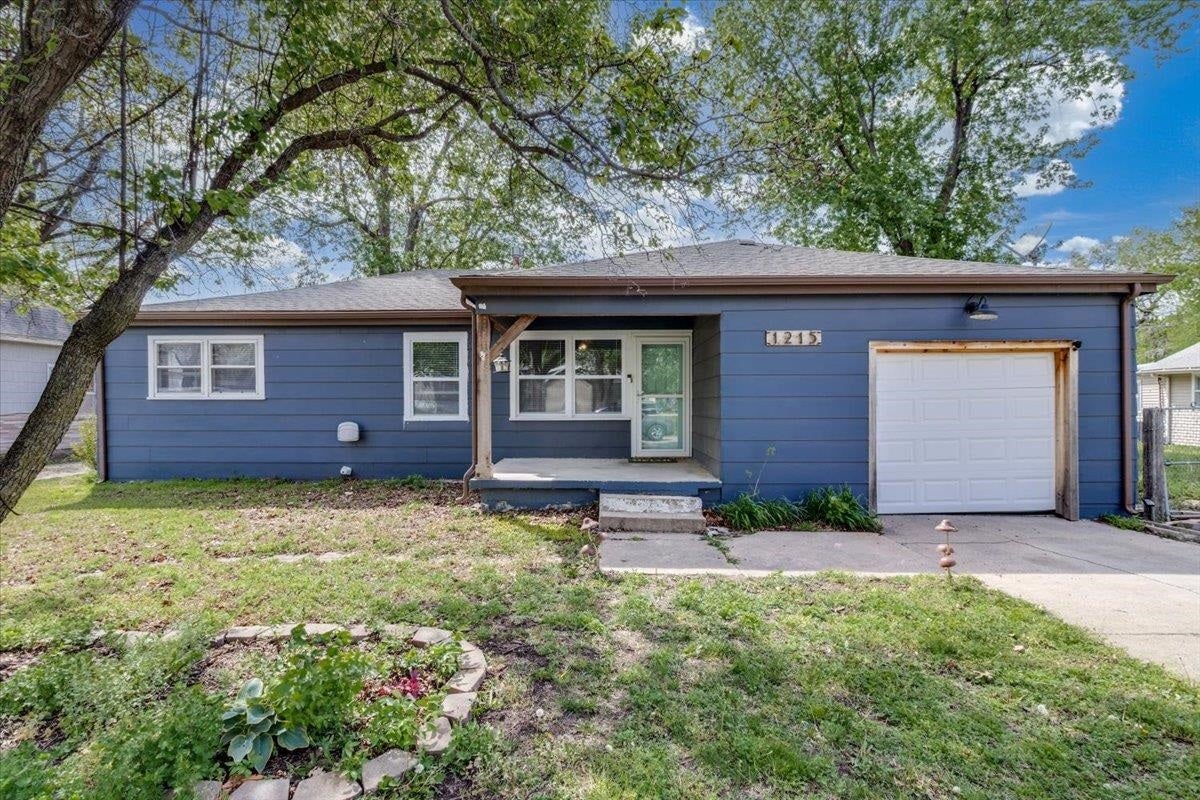 1215 N Logan St — photo
