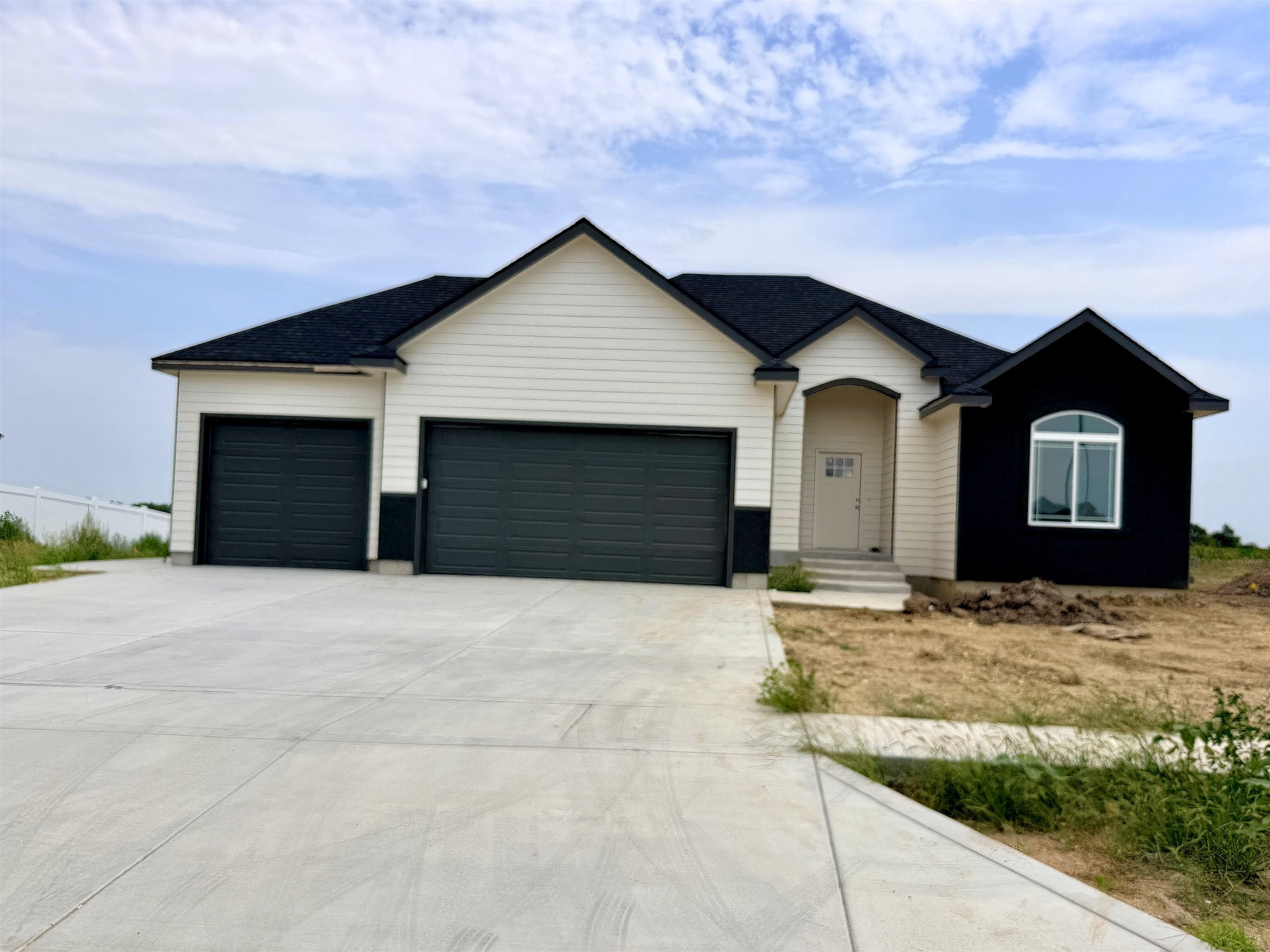 2211 Huntwood Dr — photo